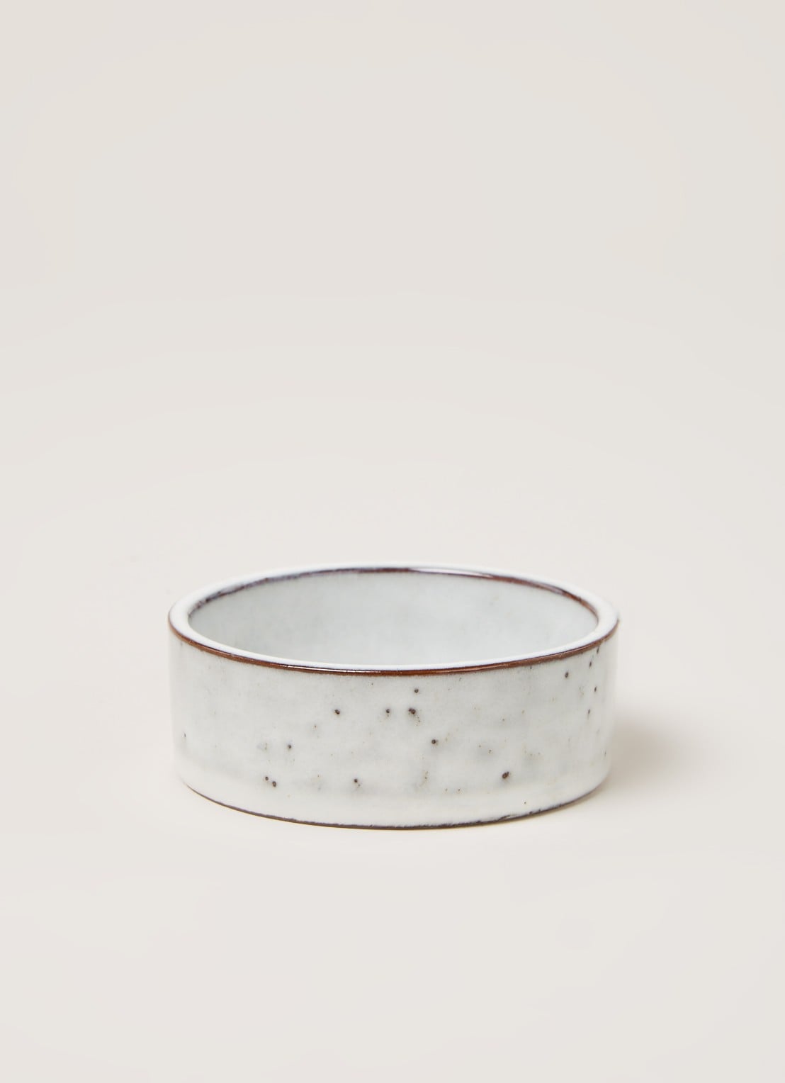 Broste Copenhagen Nordic Sand dipschaal 8 cm - voorkant 3 lichtgrijs