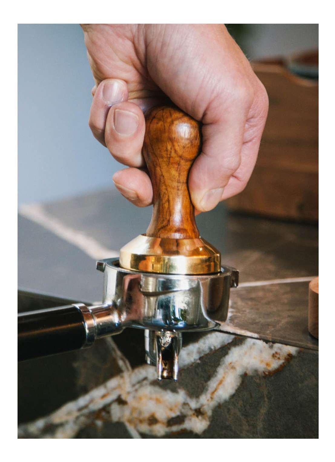 Brût Homeware Espresso tamper met houder - achterkant bruin