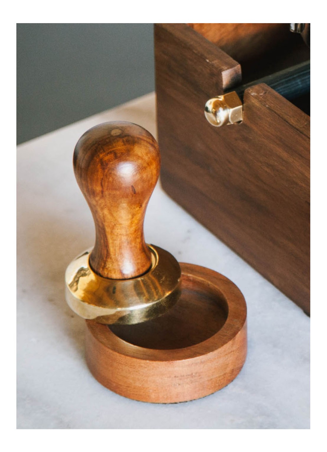 Brût Homeware Espresso tamper met houder - voorkant 3 bruin