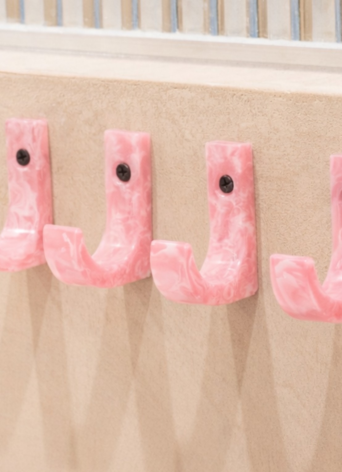 Brût Homeware Pavone wandhaak 7 cm - voorkant 3 roze