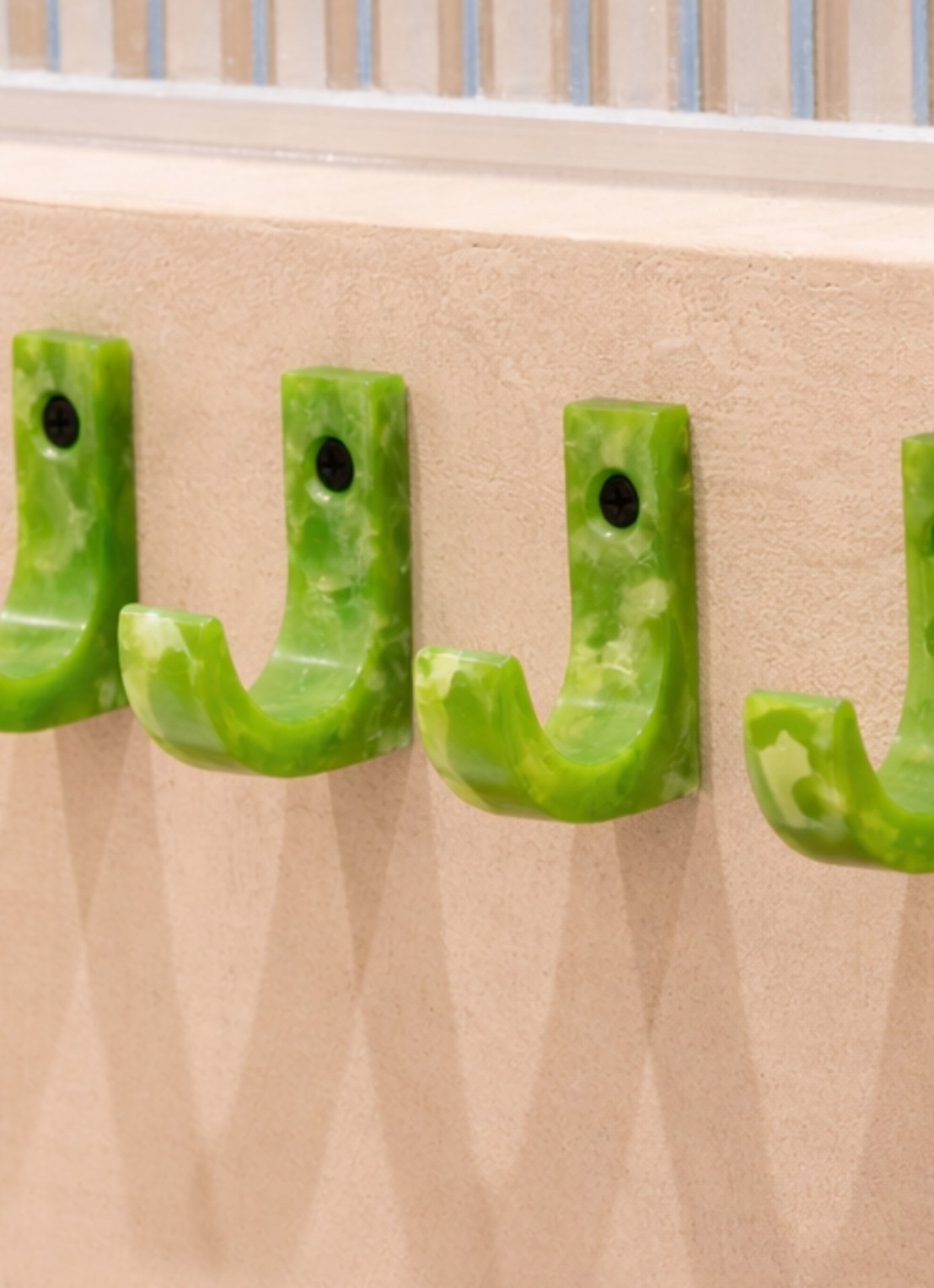 Brût Homeware Pavone wandhaak 7 cm - voorkant 2 groen