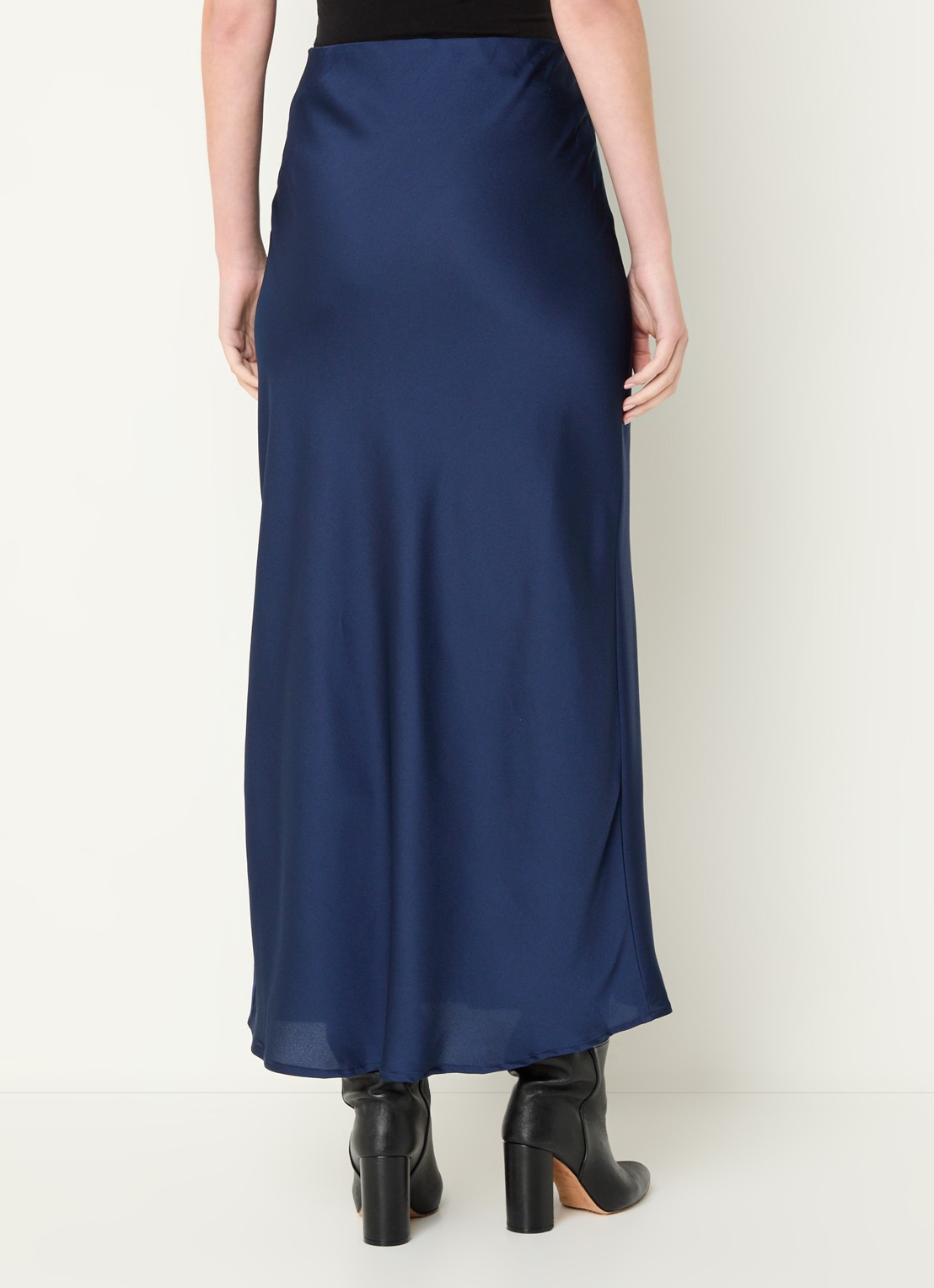 Bruuns Bazaar AcaciaBBJoanelle maxi rok van satijn - achterkant donkerblauw