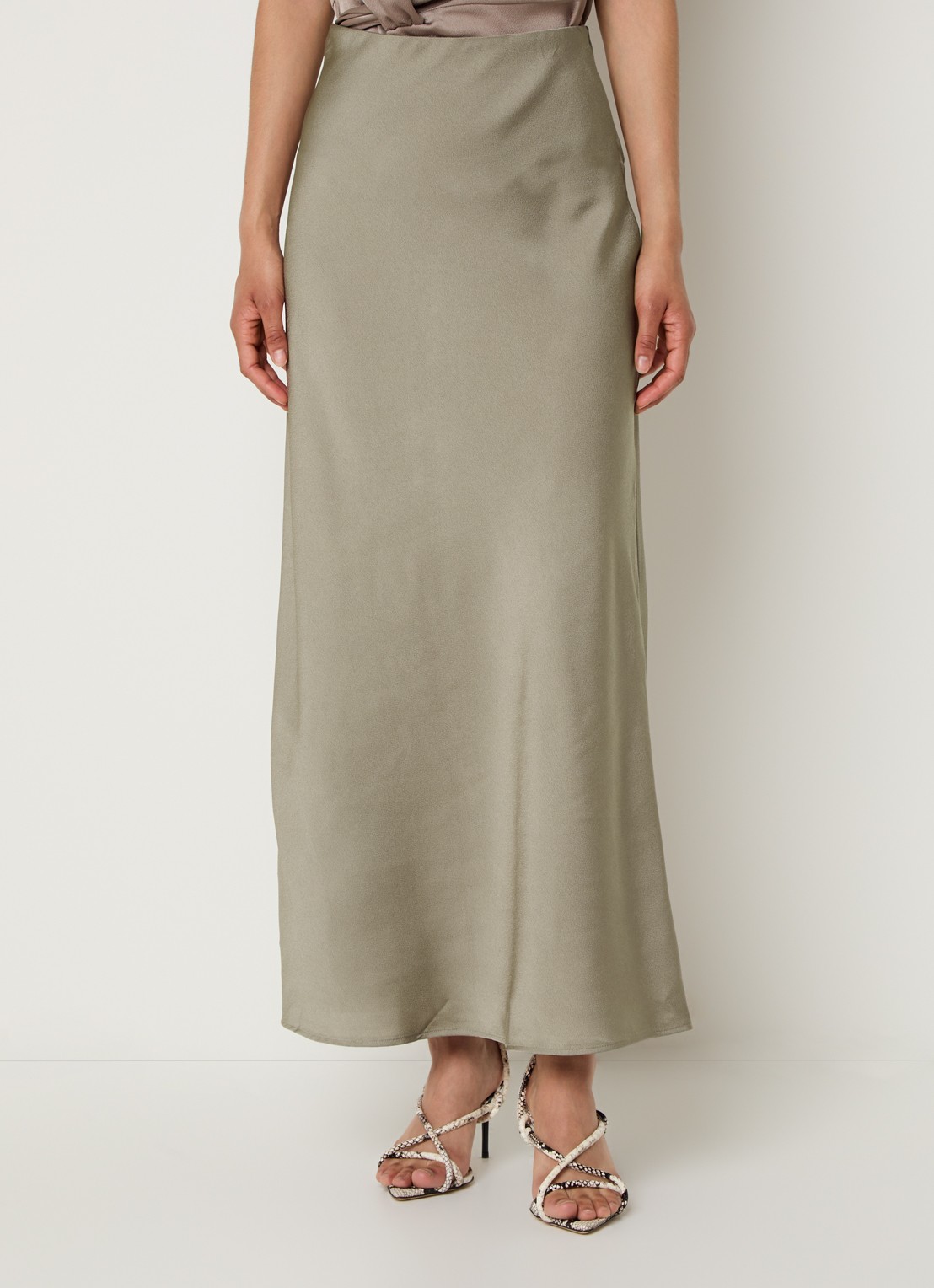 Bruuns Bazaar AcaciaBBJoanelle maxi rok van satijn - detail 2 donkerbeige