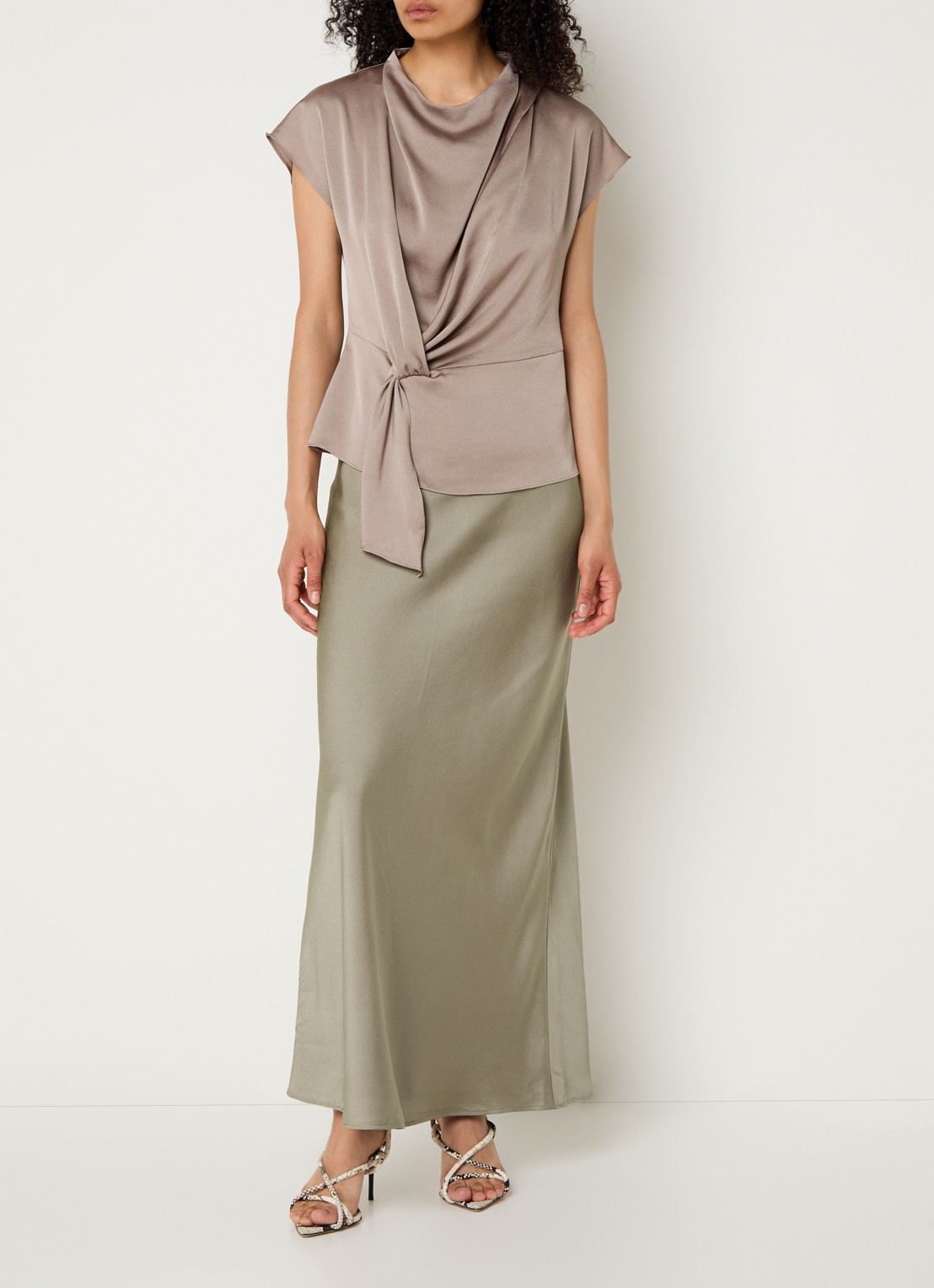 Bruuns Bazaar AcaciaBBJoanelle maxi rok van satijn - voorkant 4 donkerbeige
