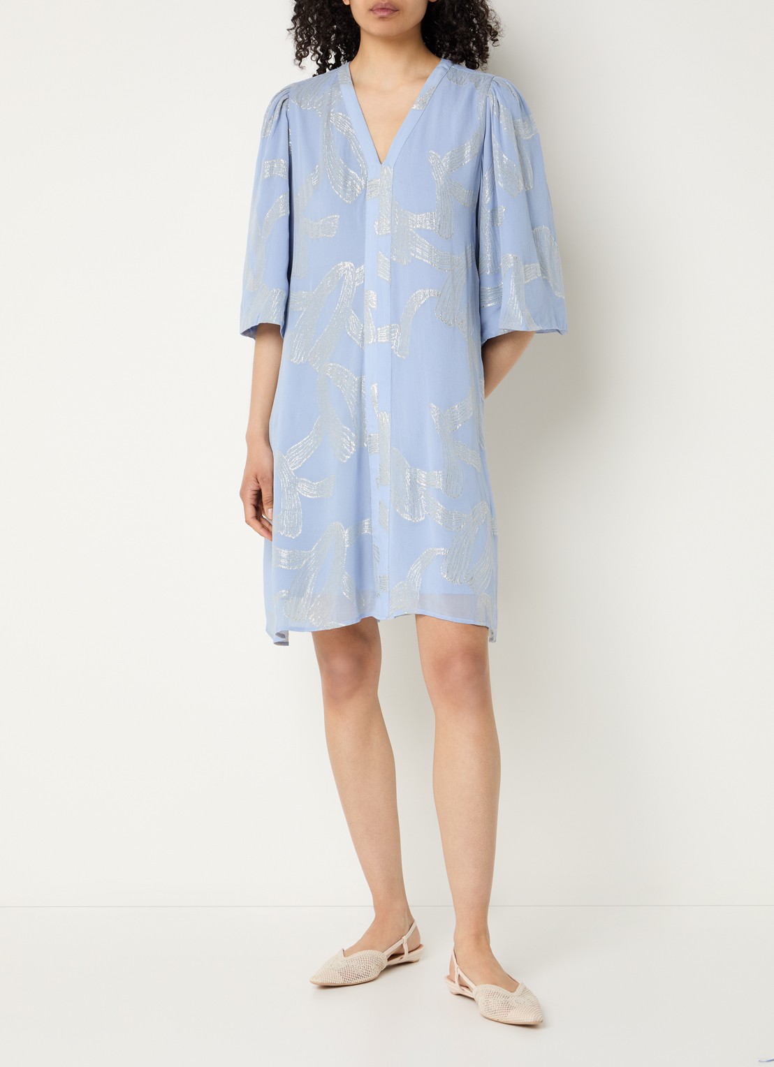 Bruuns Bazaar Amandra mini jurk met V-hals en print - voorkant 4 blauwgrijs