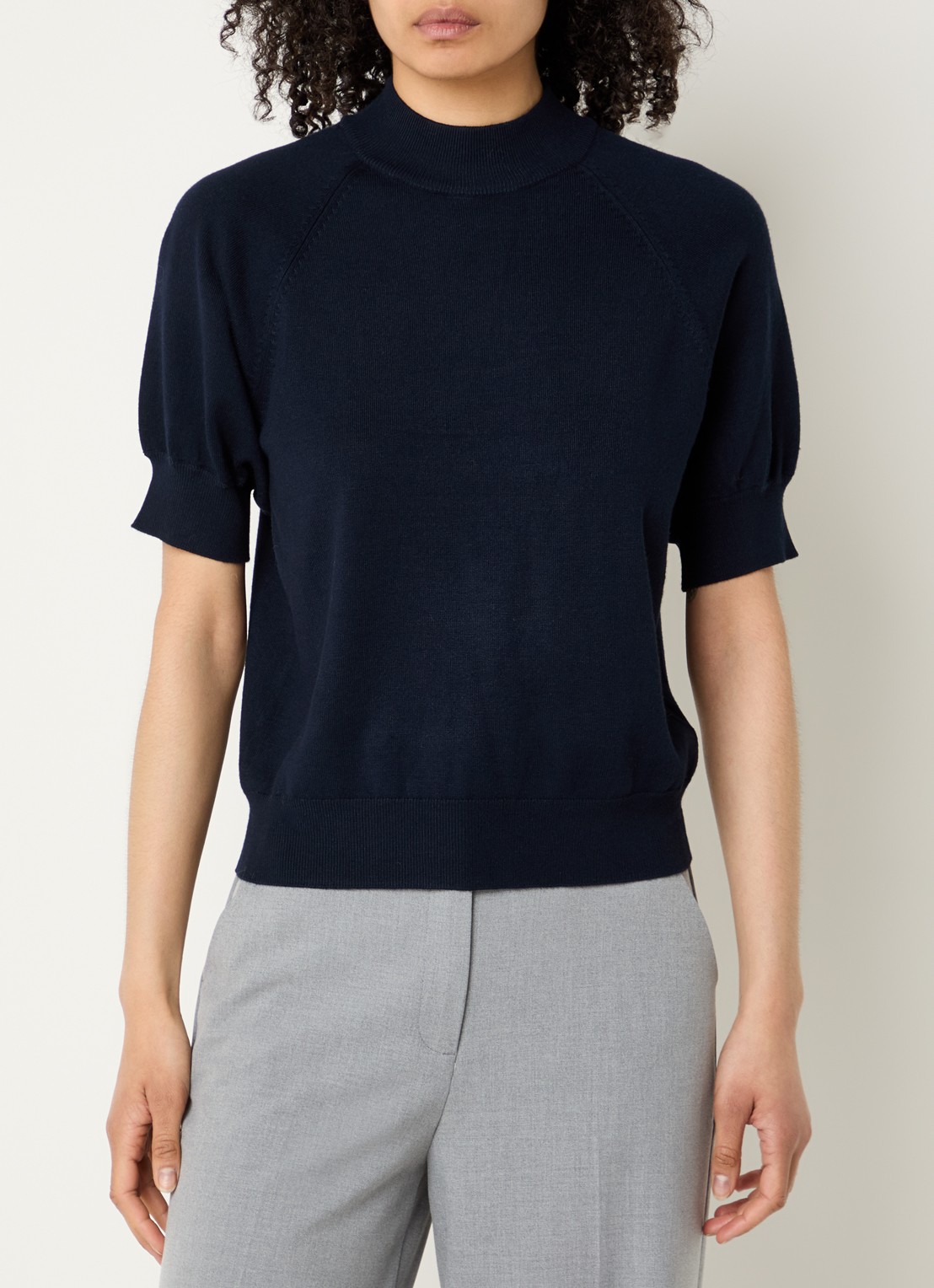 Bruuns Bazaar Anemone Halias fijngebreide top met pofmouw - detail donkerblauw