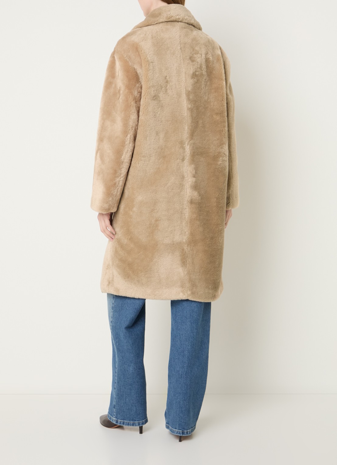 Bruuns Bazaar Brassio mantel van imitatiebont met steekzakken - achterkant 2 beige