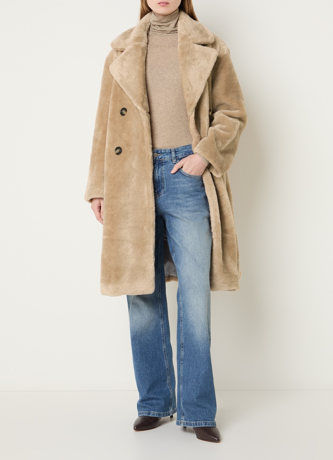 Bruuns Bazaar Brassio mantel van imitatiebont met steekzakken - voorkant 4 beige