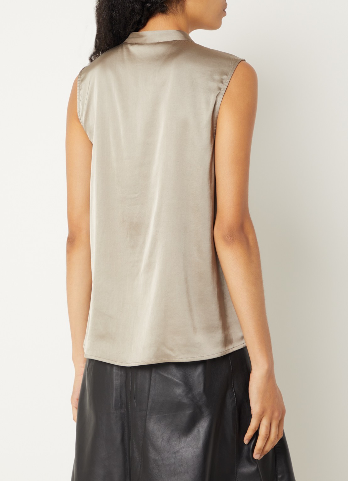 Bruuns Bazaar Chantus mouwloze blouse van satijn - achterkant 2 bronsgroen