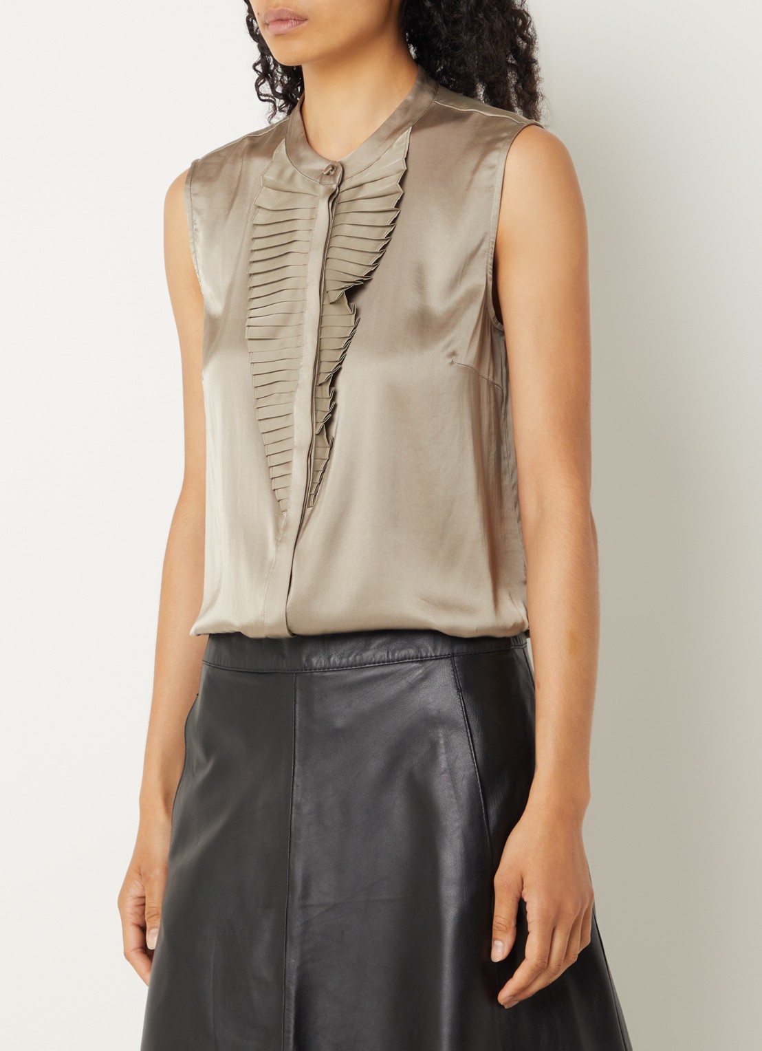 Bruuns Bazaar Chantus mouwloze blouse van satijn - detail bronsgroen