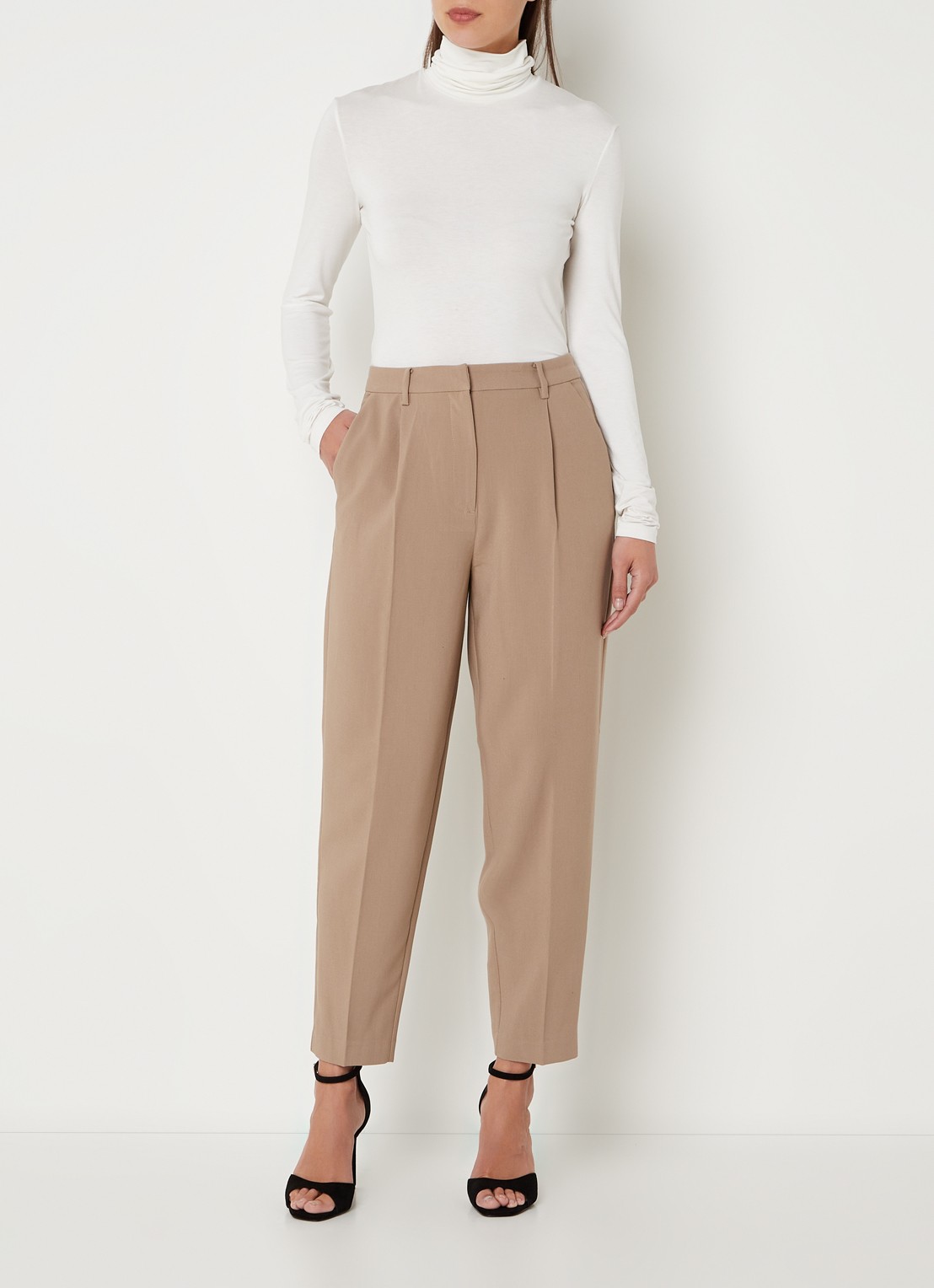 Bruuns Bazaar Cindy high waist tapered fit cropped pantalon met plooidetail - voorkant 3 khaki