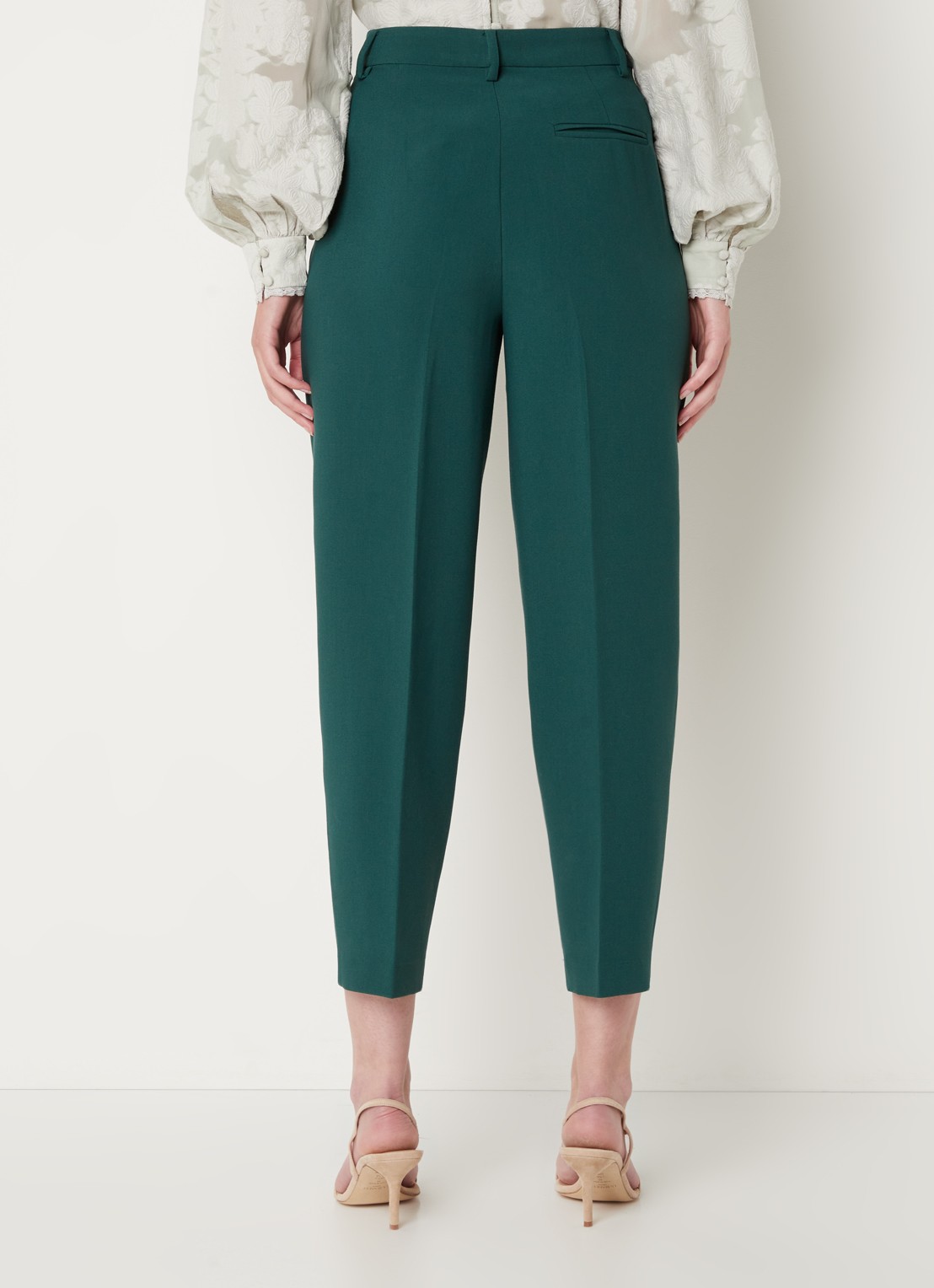 Bruuns Bazaar Cindy high waist tapered fit cropped pantalon met plooidetail - achterkant roze
