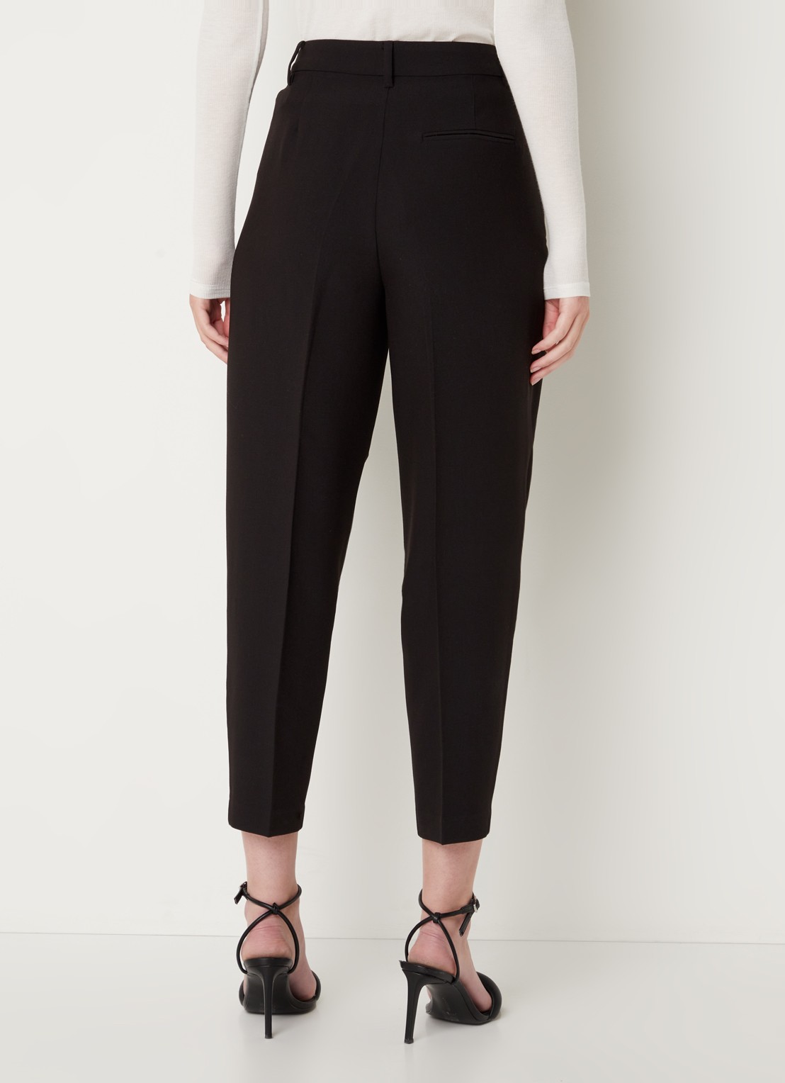 Bruuns Bazaar Cindy high waist tapered fit cropped pantalon met plooidetail - achterkant 4 zwart