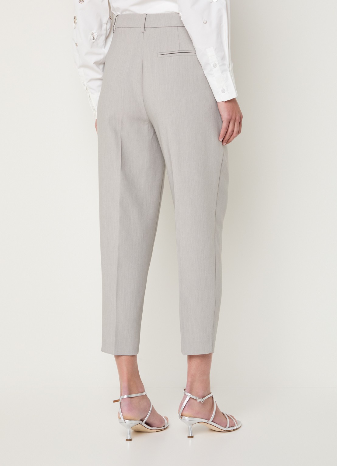 Bruuns Bazaar Cindy high waist tapered fit cropped pantalon met plooidetail - achterkant lichtgrijs