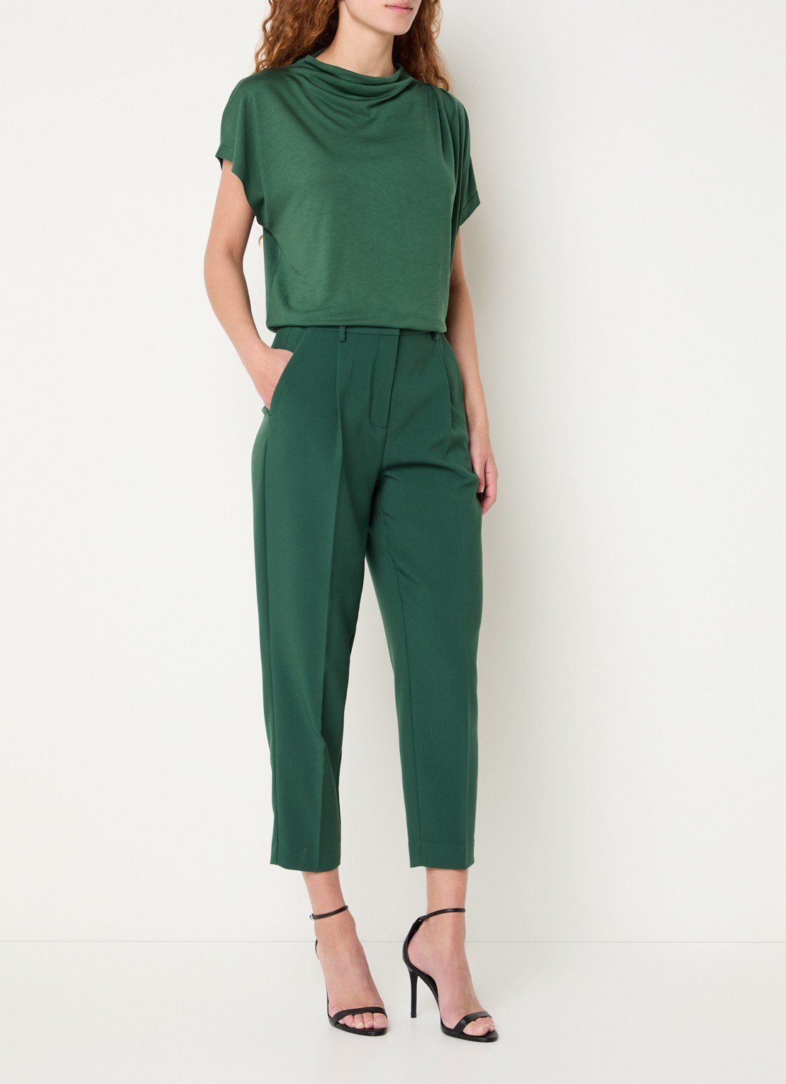 Bruuns Bazaar Cindy high waist tapered fit cropped pantalon met plooidetail - voorkant 2 flessengroen