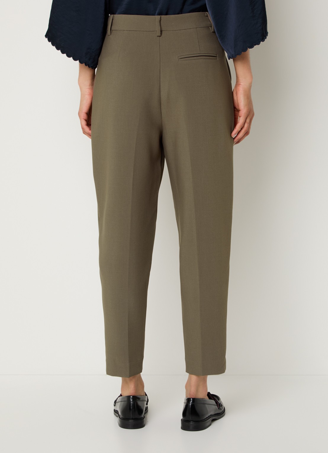 Bruuns Bazaar Cindy high waist tapered fit cropped pantalon met plooidetail - achterkant 3 lichtbruin