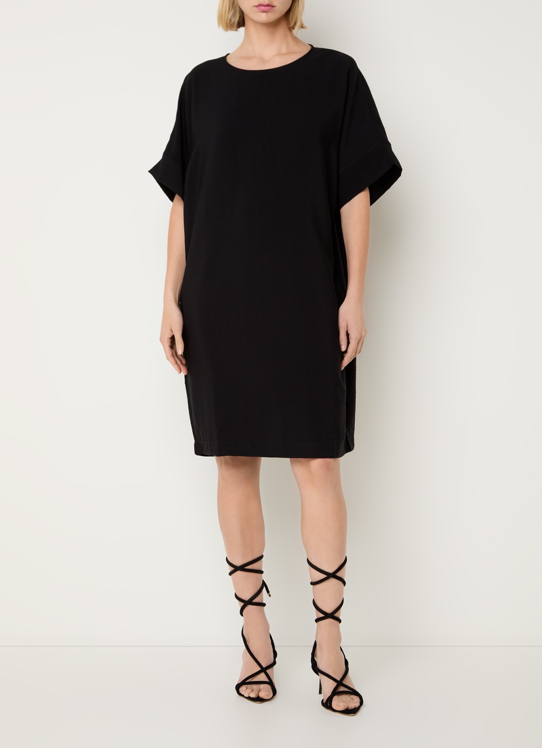 Bruuns Bazaar Gigi midi jurk met vlindermouw - voorkant 3 zwart