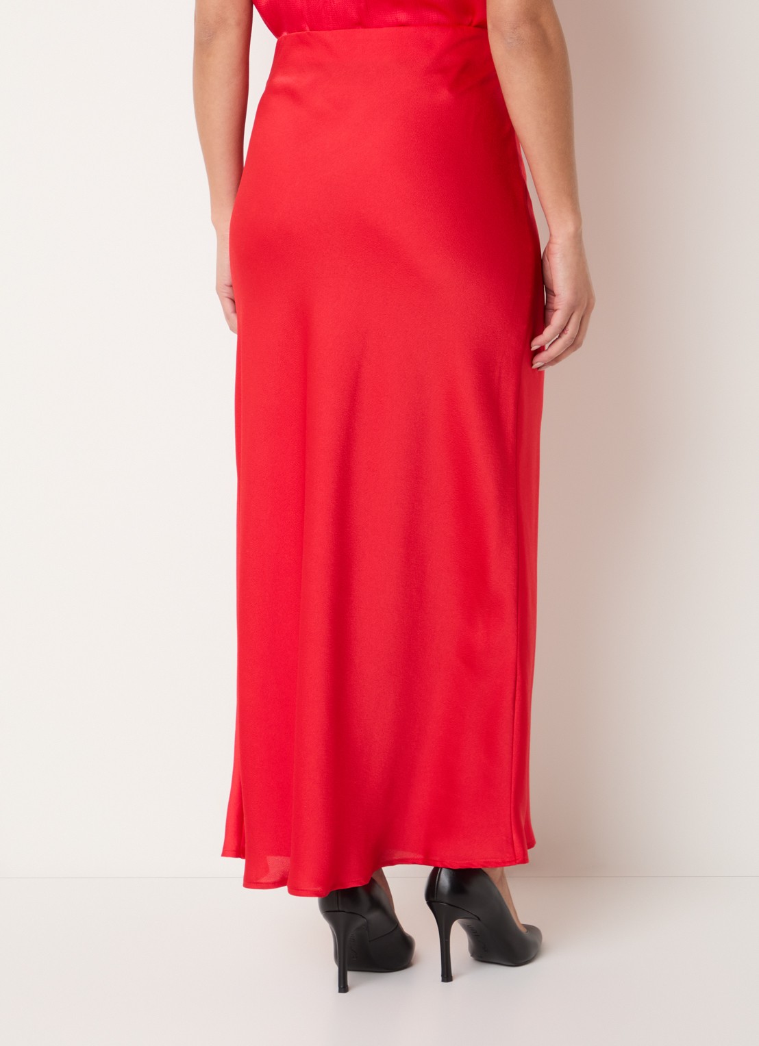 Bruuns Bazaar Joanelle maxi rok van satijn - achterkant rood