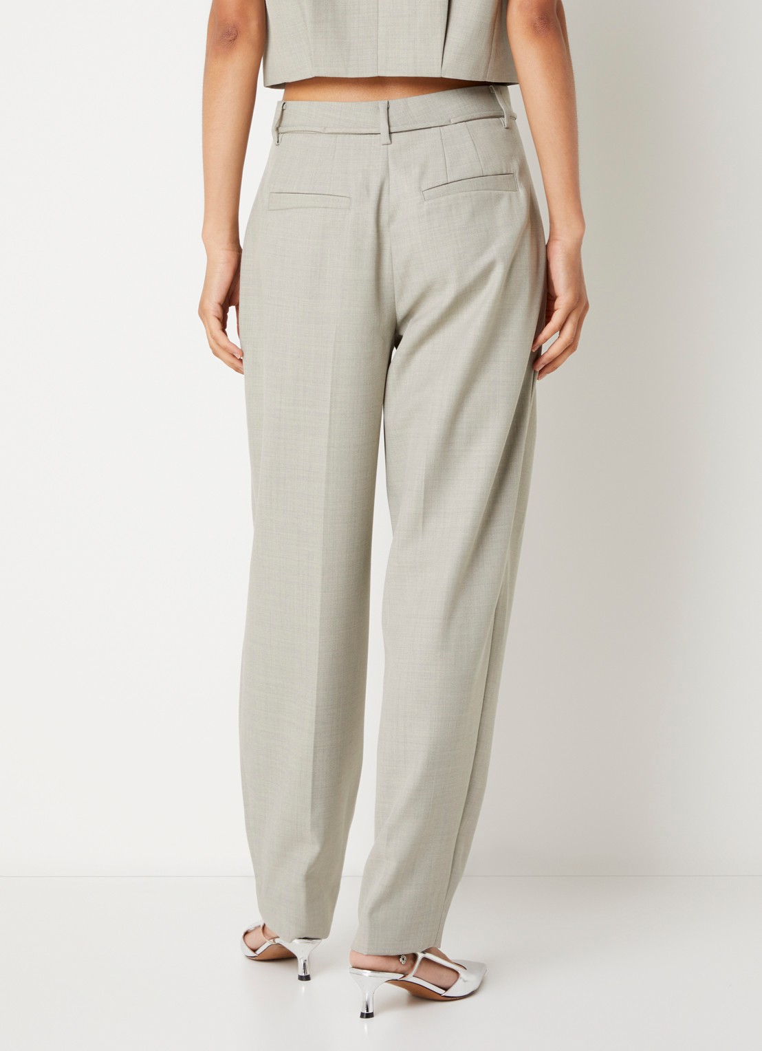 Bruuns Bazaar Phiala high waist loose fit pantalon met steekzakken - achterkant 4 lichtgrijs