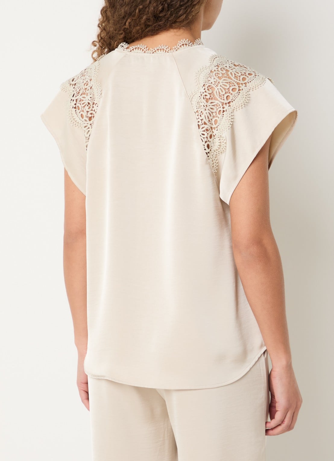 Bruuns Bazaar Synje top van satijn met met details van kant - achterkant 3 beige