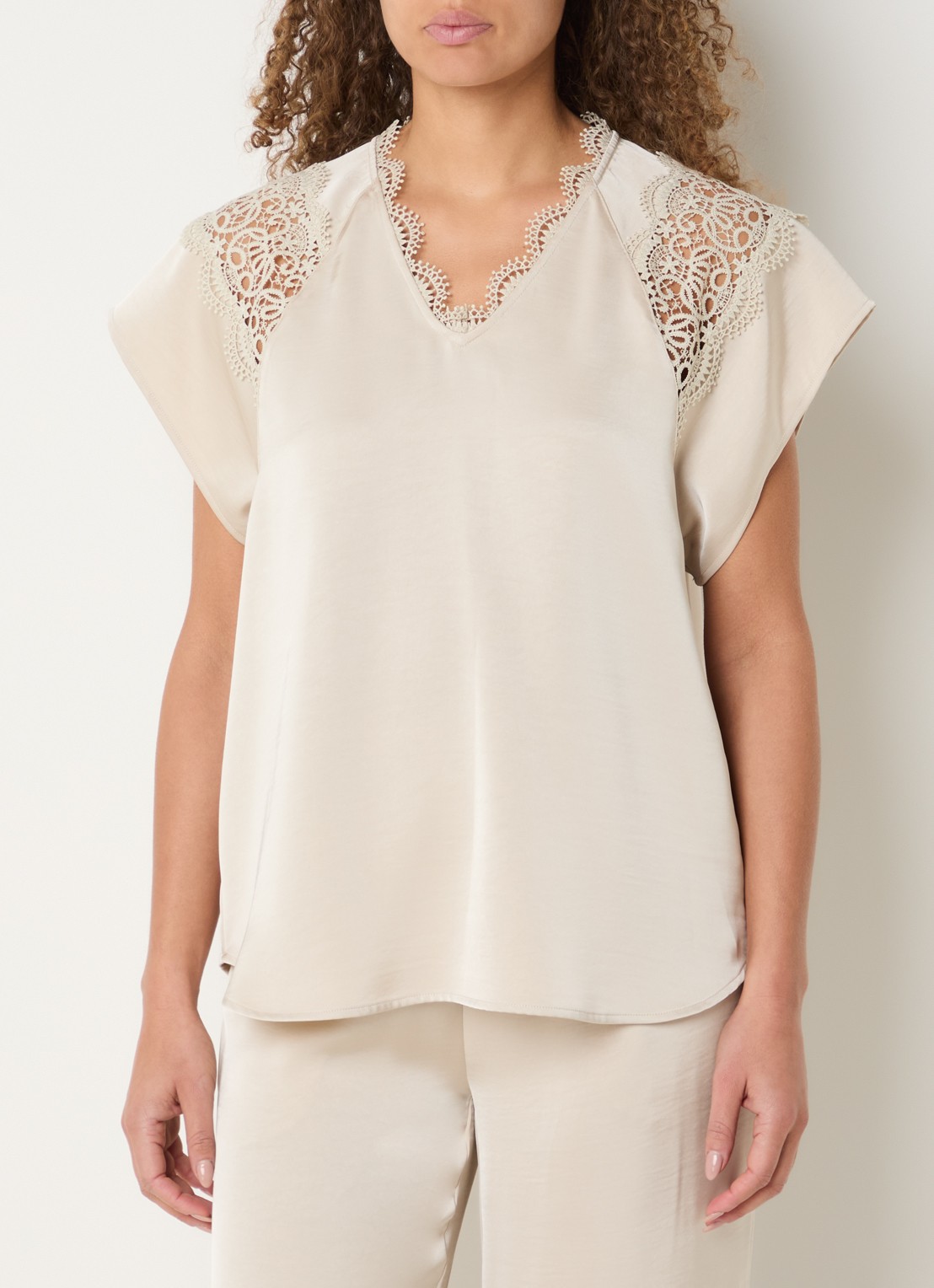 Bruuns Bazaar Synje top van satijn met met details van kant - detail 4 beige