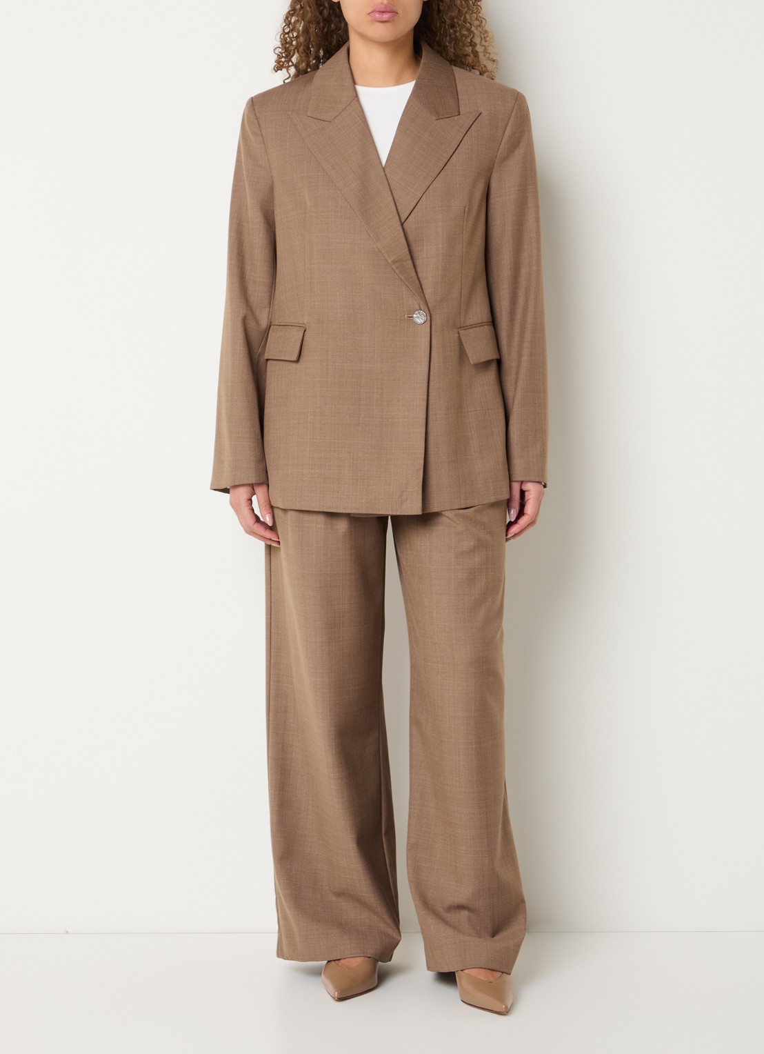 Bruuns Bazaar Willi blazer met klepzakken en schoudervulling - voorkant 3 bruin