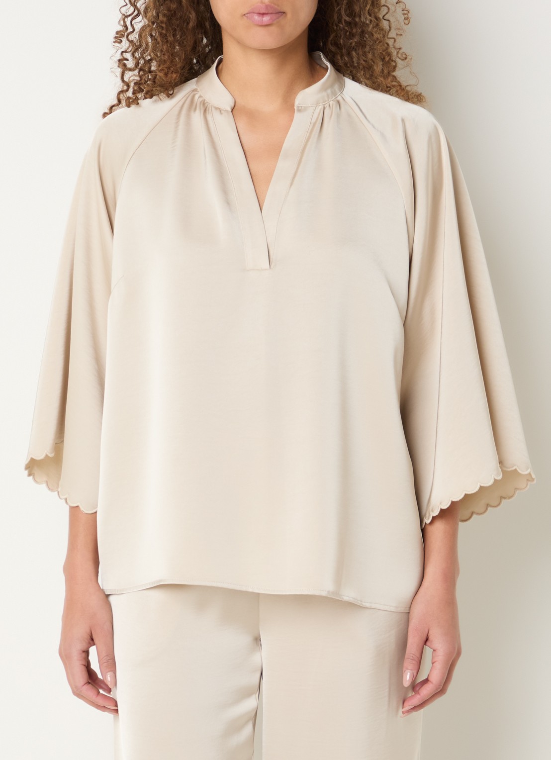 Bruuns Bazaar Winny tuniek van satijn met trompetmouw - detail 4 beige