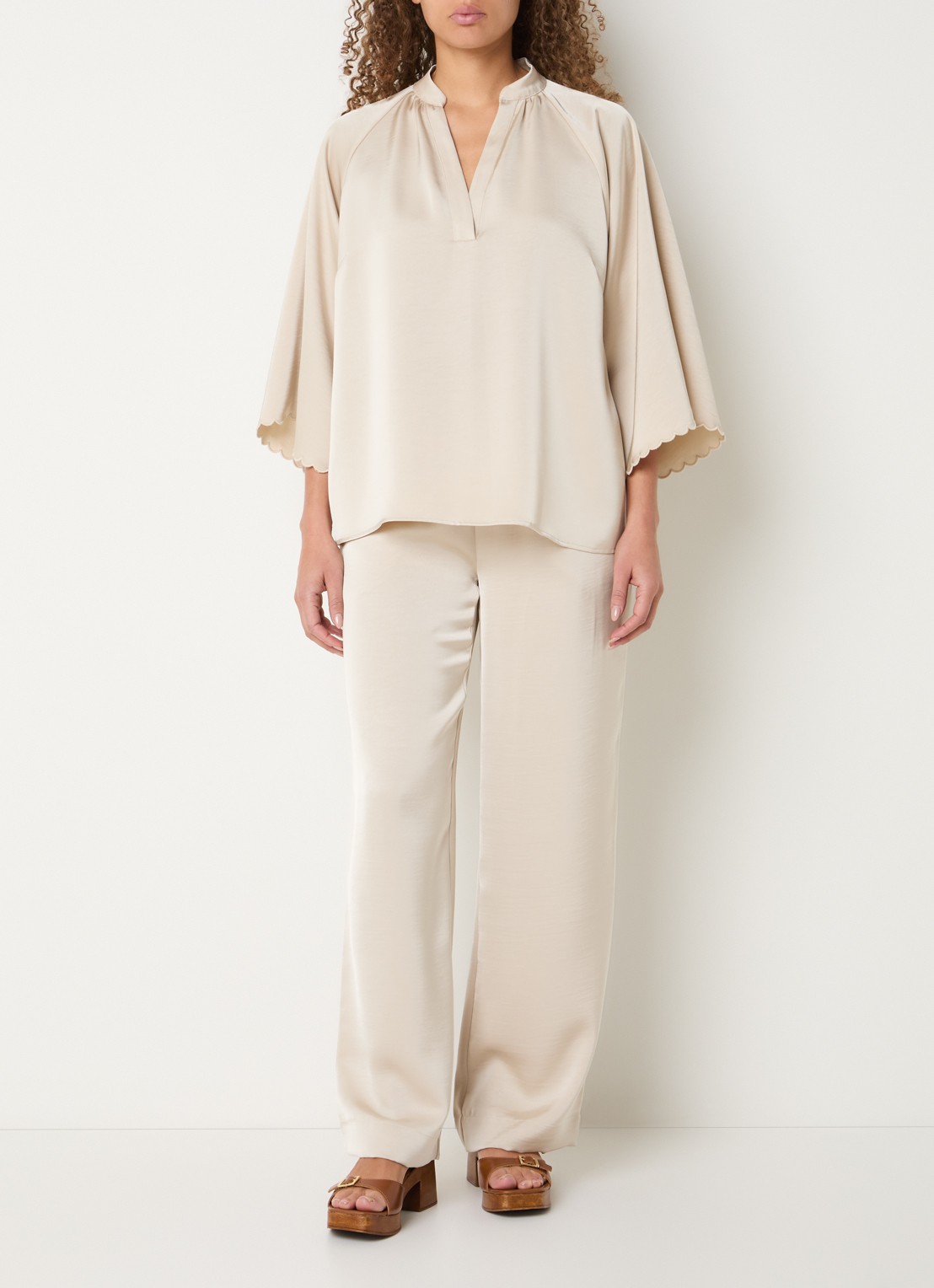 Bruuns Bazaar Winny tuniek van satijn met trompetmouw - voorkant 2 beige