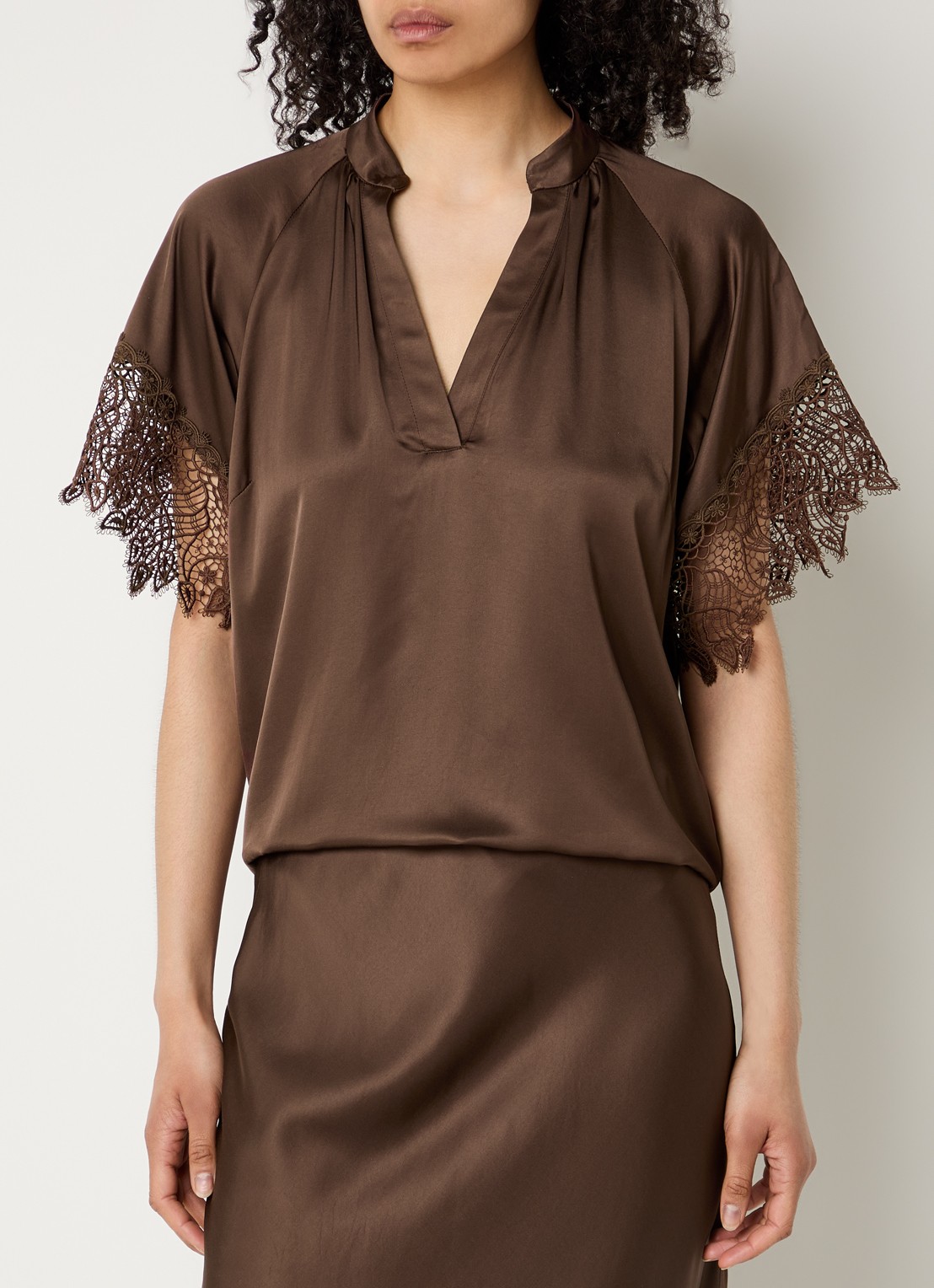 Bruuns Bazaar Winy tuniek met broderie en V-hals - detail donkerbruin