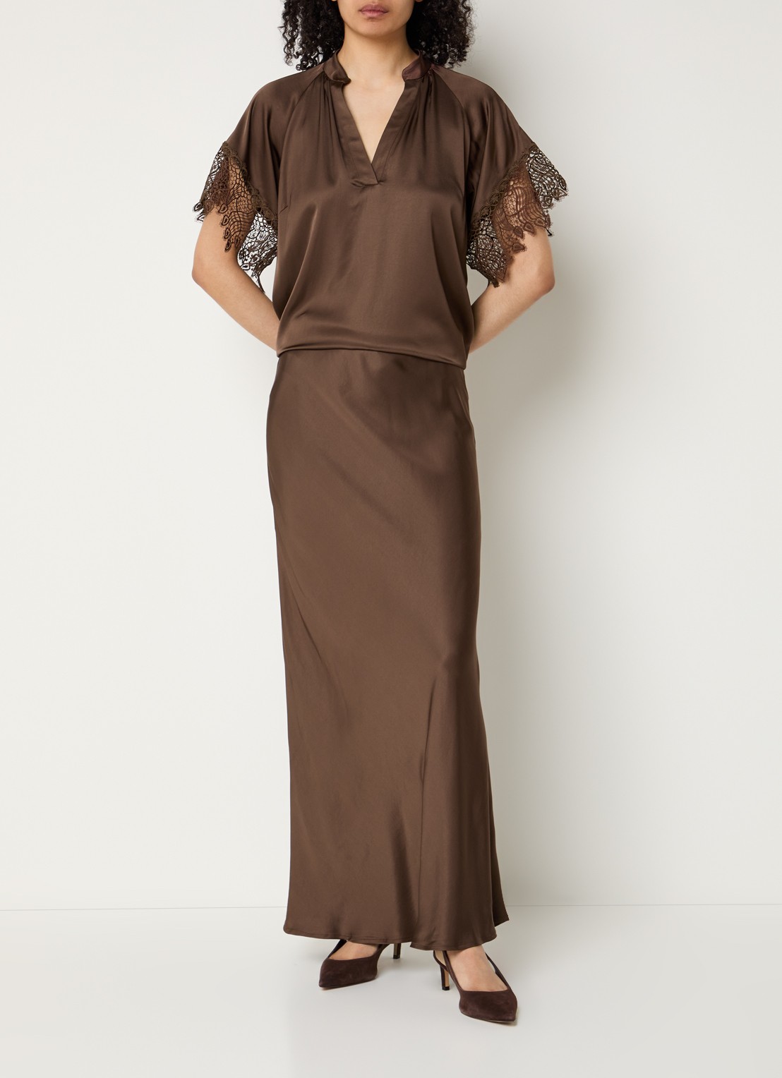 Bruuns Bazaar Winy tuniek met broderie en V-hals - voorkant 4 donkerbruin