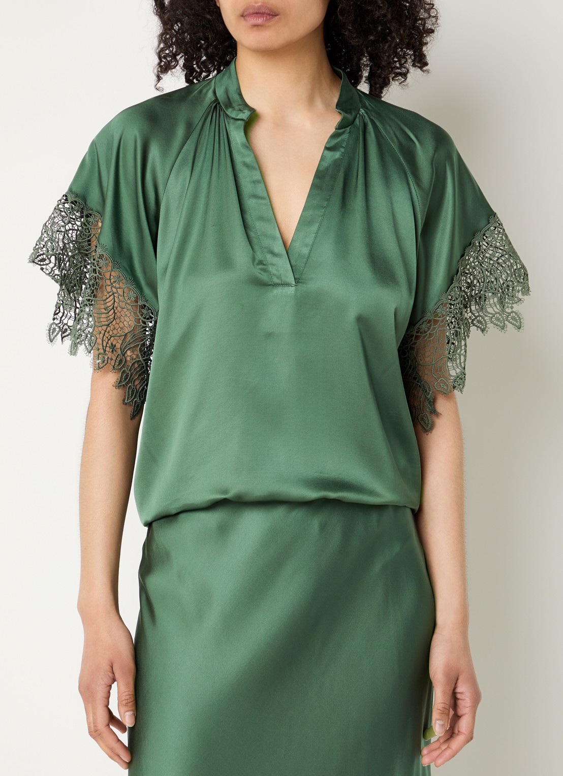Bruuns Bazaar Winy tuniek met broderie en V-hals - detail 4 donkergroen