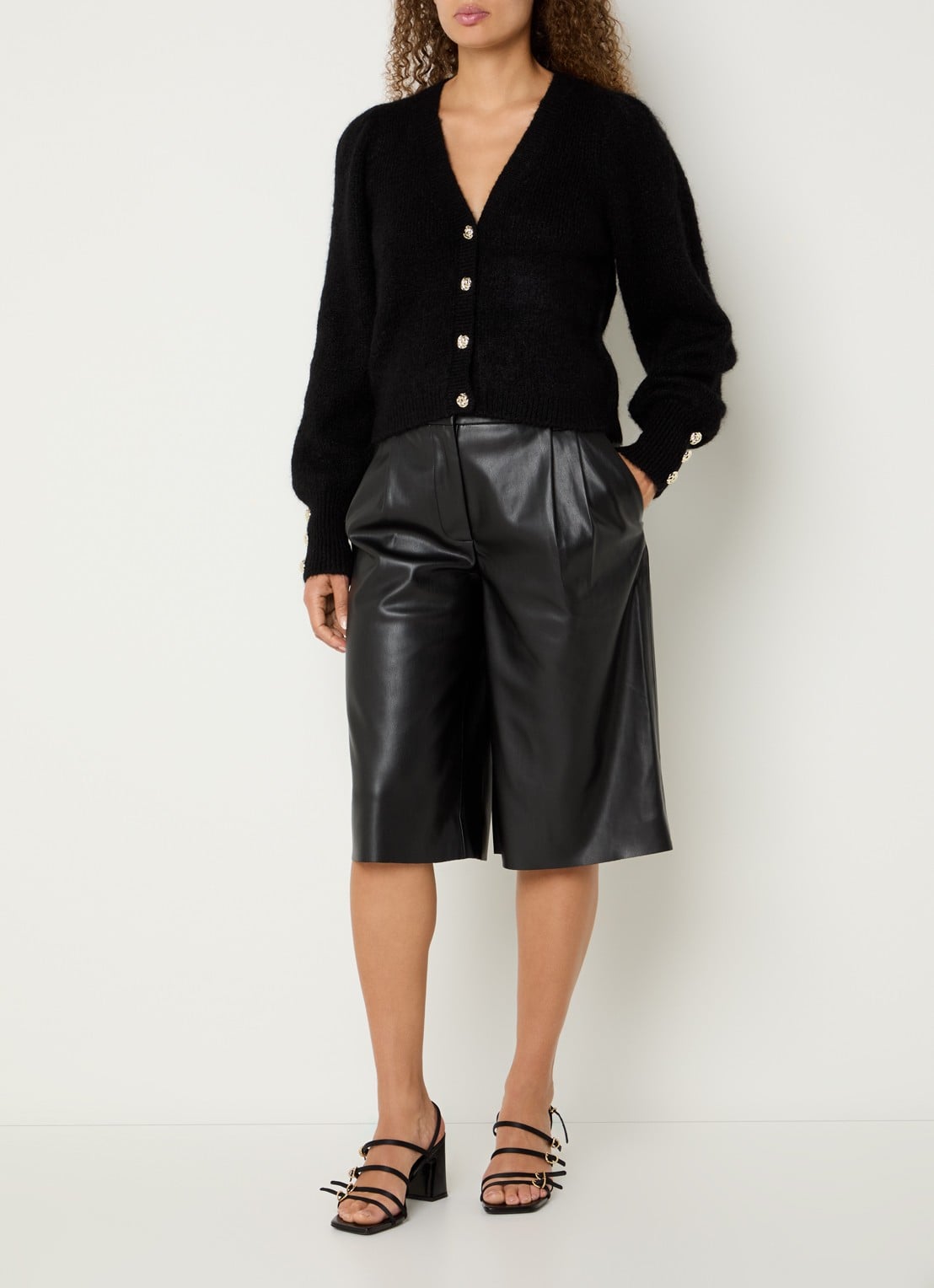 Bruuns Bazaar Winya high waist wide fit shorts met steekzakken - voorkant 4 zwart