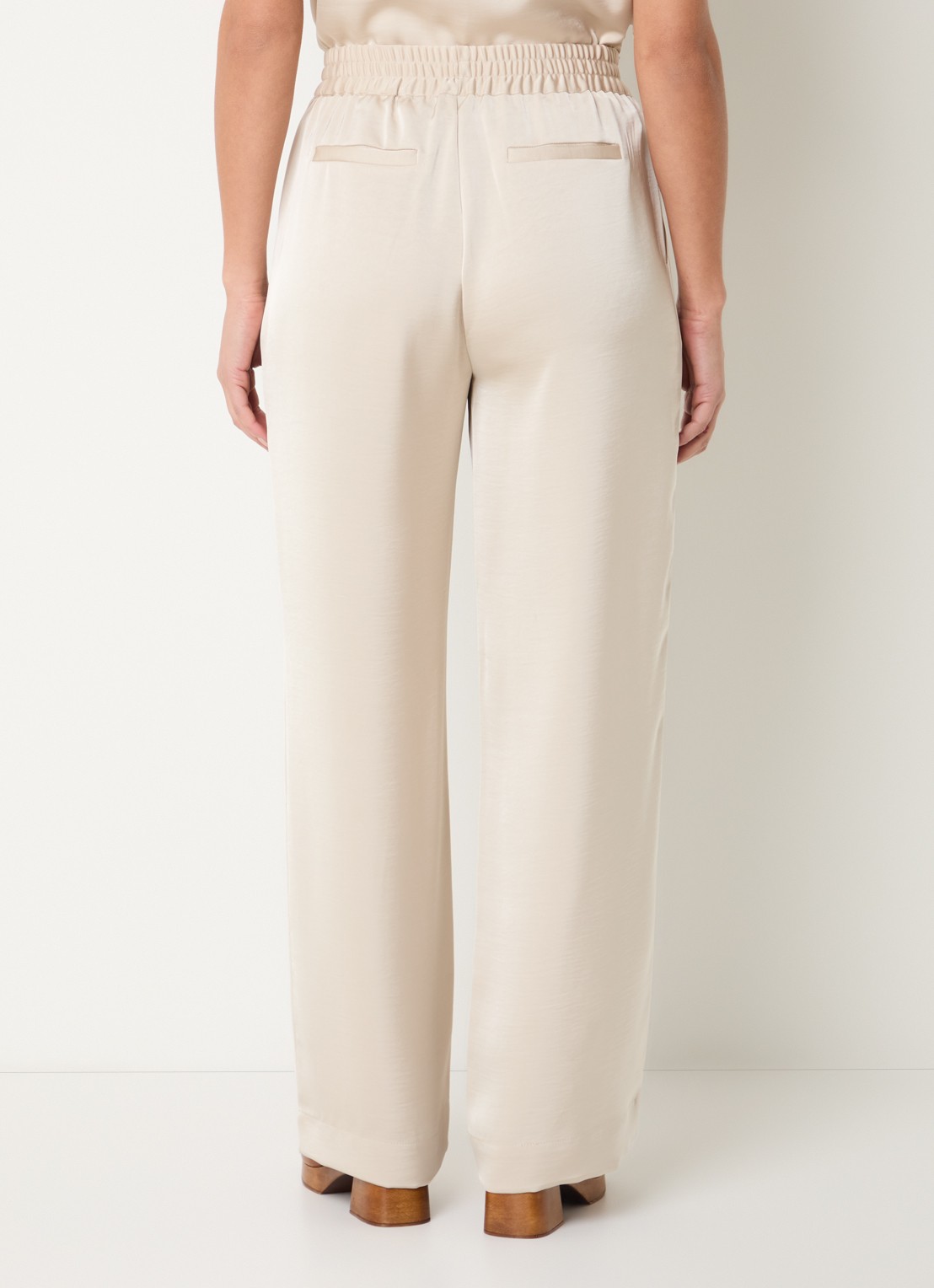 Bruuns Bazaar Zalia high waist loose fit broek van satijn - achterkant beige