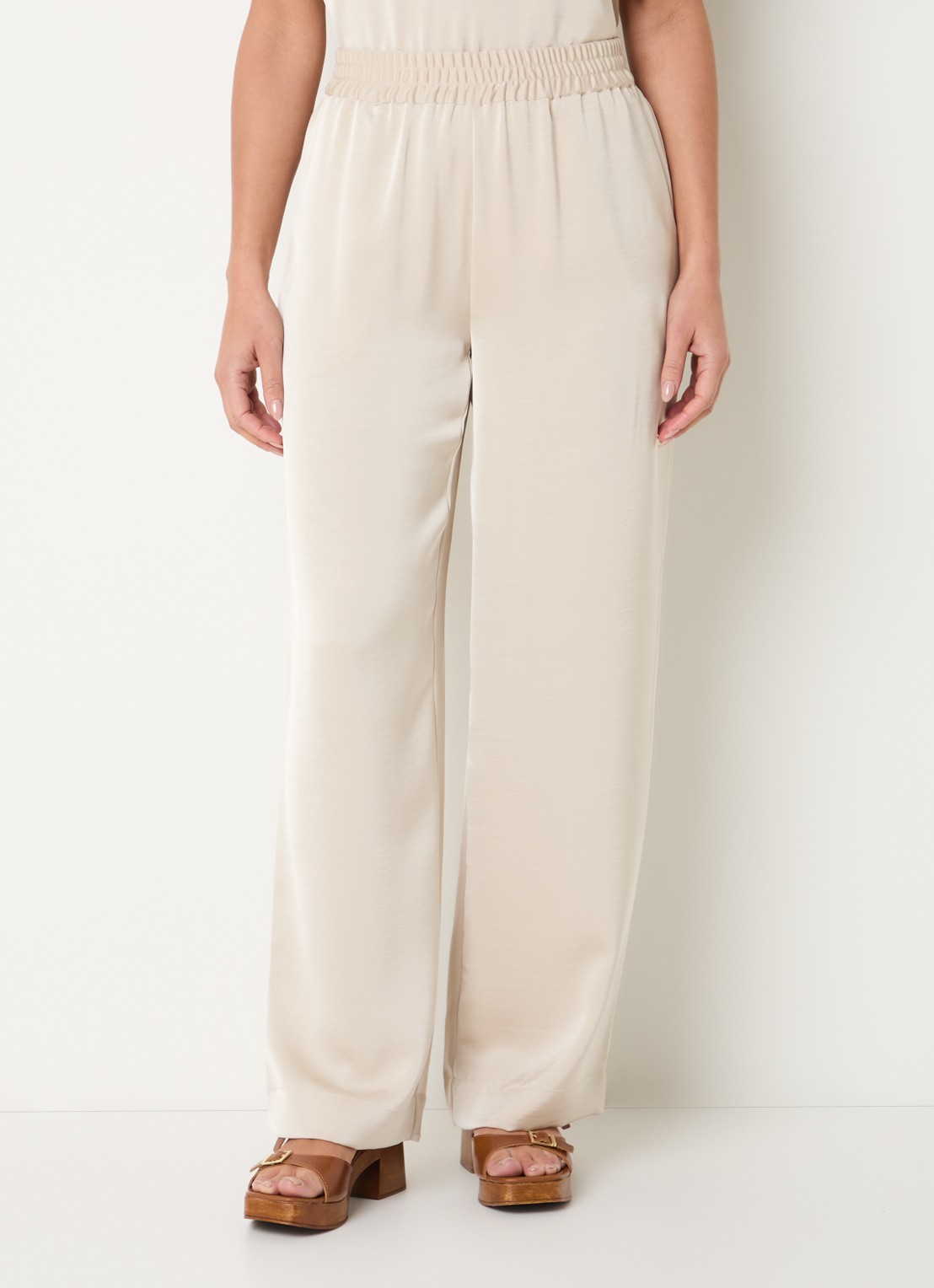 Bruuns Bazaar Zalia high waist loose fit broek van satijn - detail 4 beige