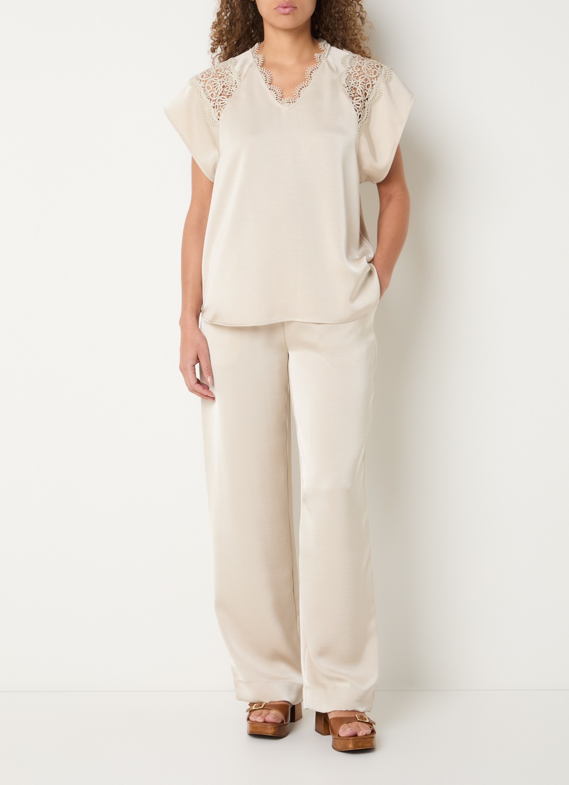 Bruuns Bazaar Zalia high waist loose fit broek van satijn - voorkant 3 beige