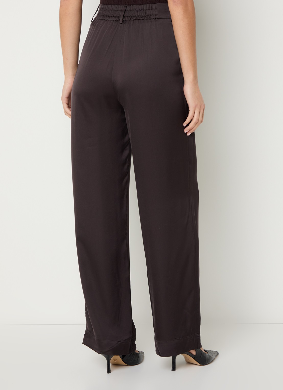 Bruuns Bazaar Zalli high waist straight fit pantalon van satijn met steekzakken - achterkant 2 donkerbruin