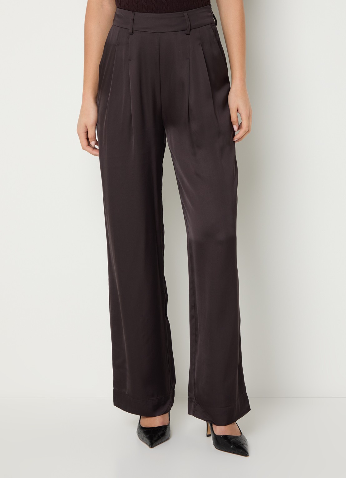 Bruuns Bazaar Zalli high waist straight fit pantalon van satijn met steekzakken - detail donkerbruin
