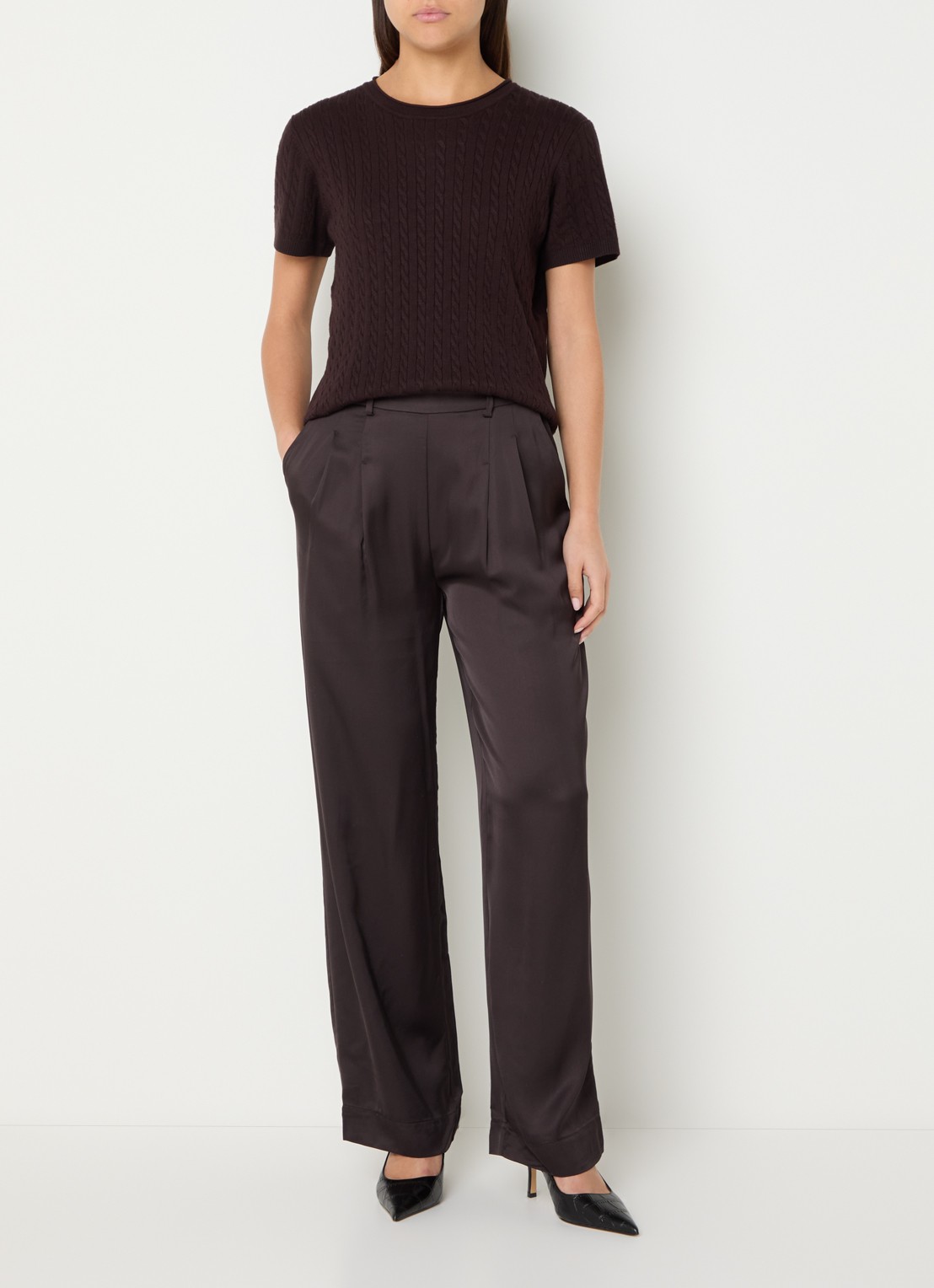 Bruuns Bazaar Zalli high waist straight fit pantalon van satijn met steekzakken - voorkant 4 donkerbruin