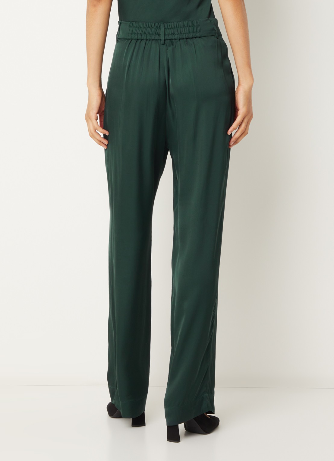 Bruuns Bazaar Zalli high waist straight fit pantalon van satijn met steekzakken - achterkant 2 donkergroen