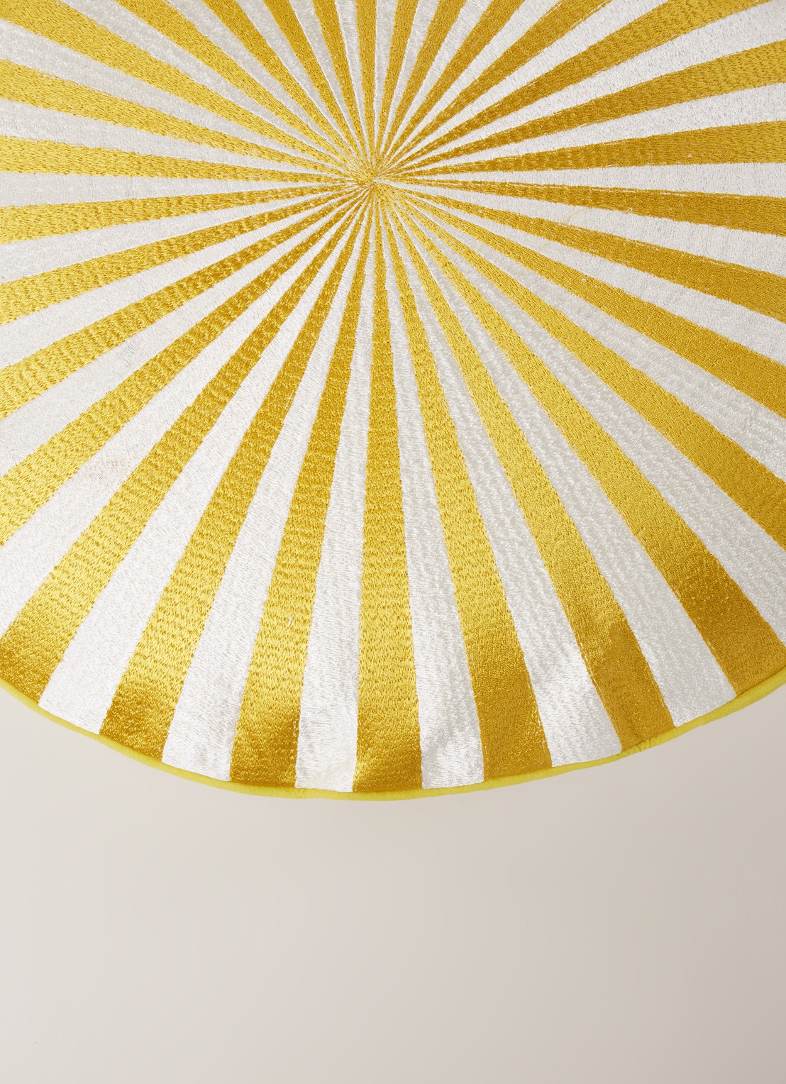 Bungalow Circus sierkussen 45 cm - detail geel