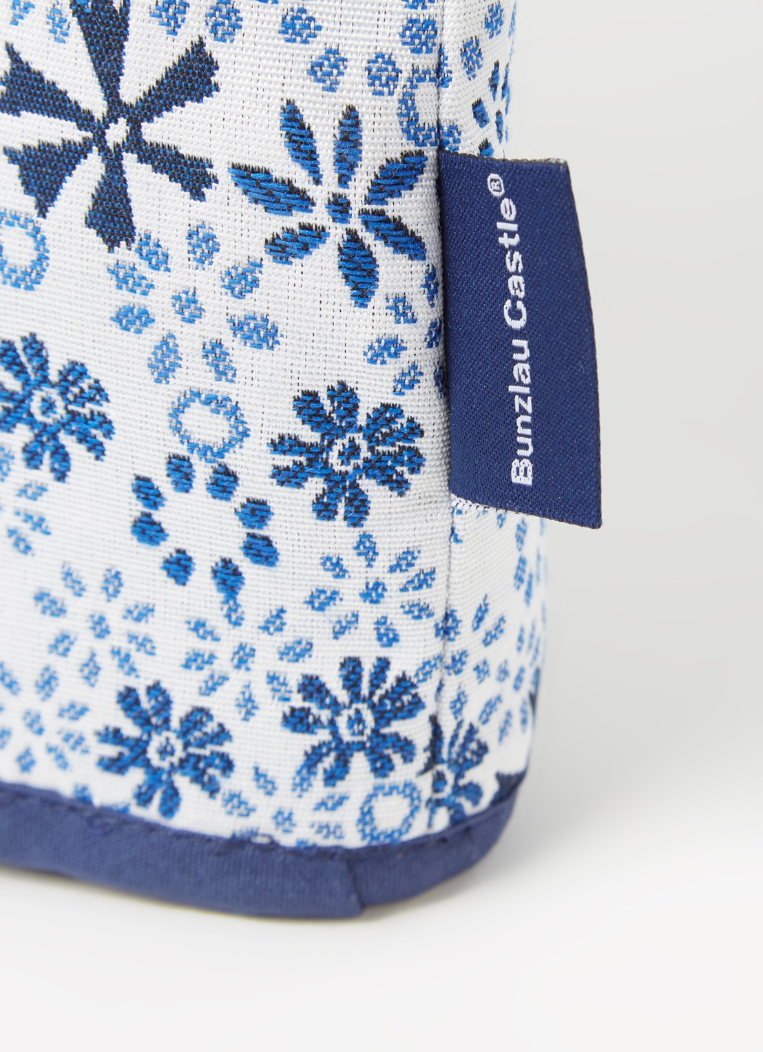 Bunzlau Castle Indigo Lace theemuts - detail jeans