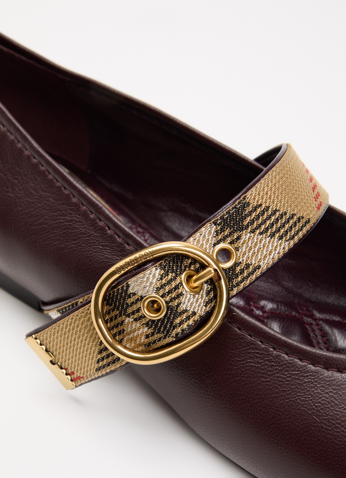 Burberry Ballerina van lamsleer - detail 5 bordeauxrood