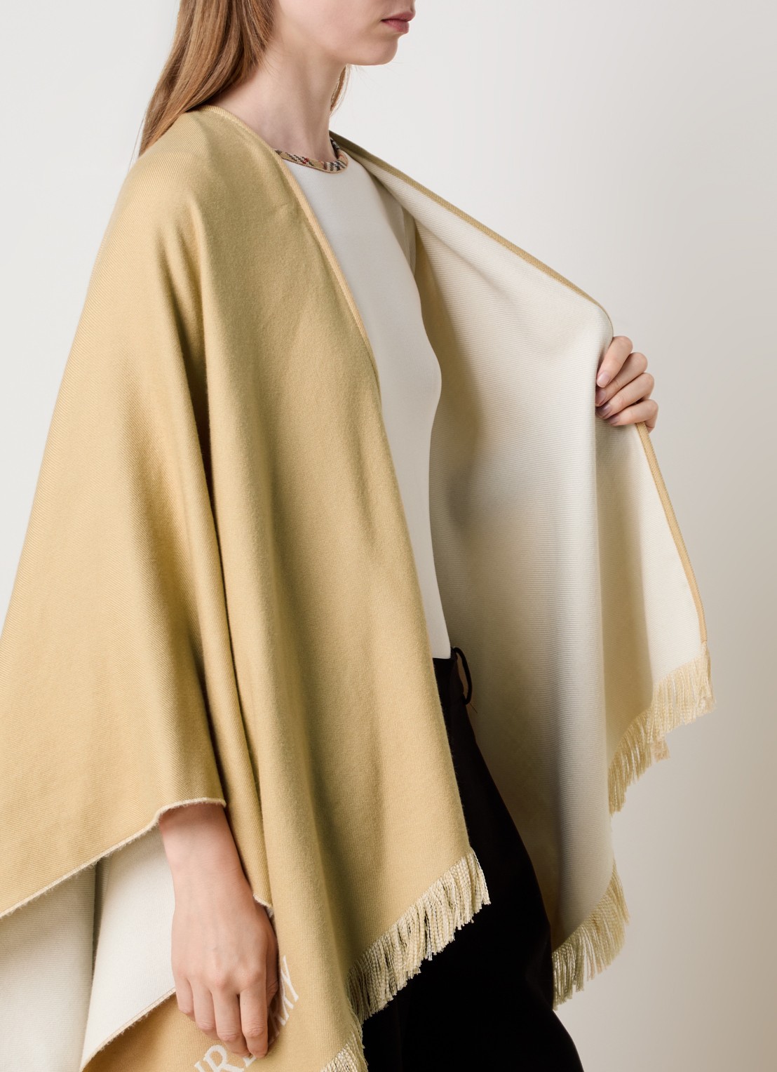 Burberry Cape in kasjmierblend met logoprint - detail 2 zand