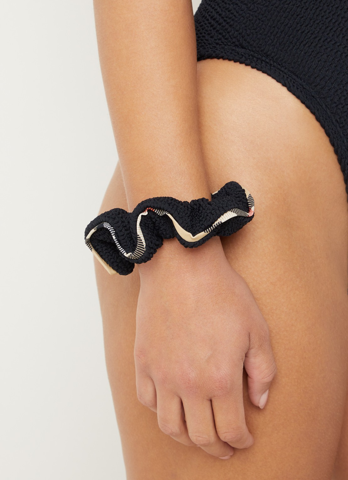 Burberry Domino badpak met scrunchie en structuur - detail 4 zwart
