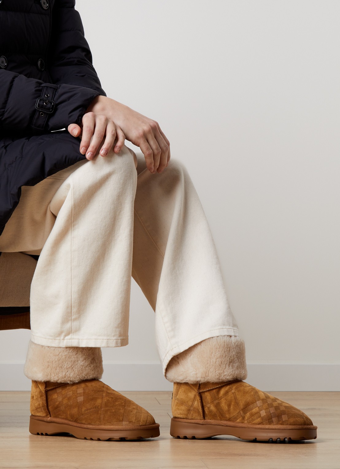 Burberry Flint enkellaarsje van kalfssuède met schapenvacht - voorkant 6 camel