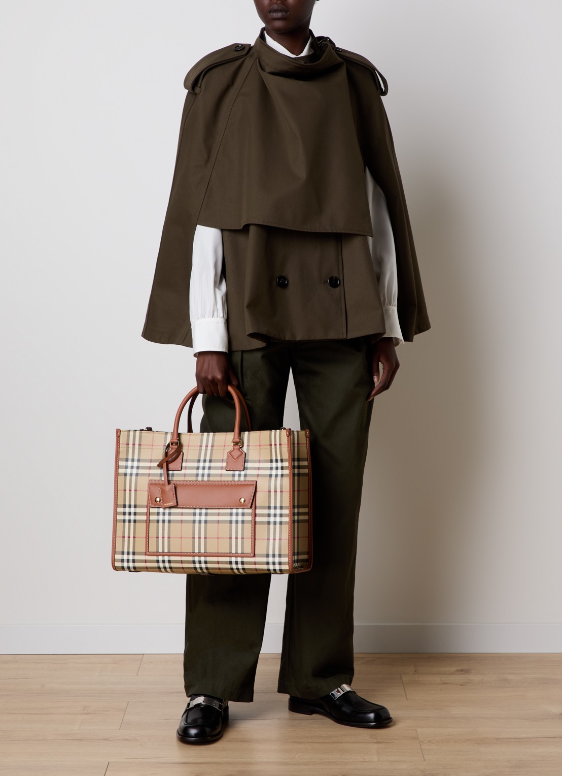 Burberry Freya Medium shopper met ruitdessin en kalfsleren details - voorkant 8 khaki