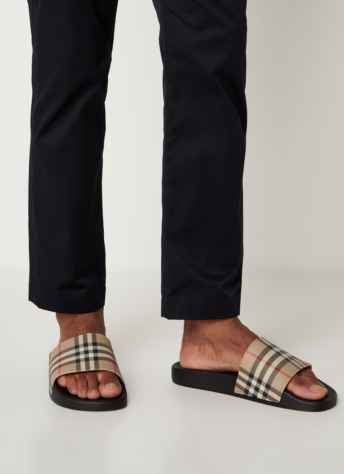 Burberry Furley slipper met ruitdessin - voorkant 7 beige