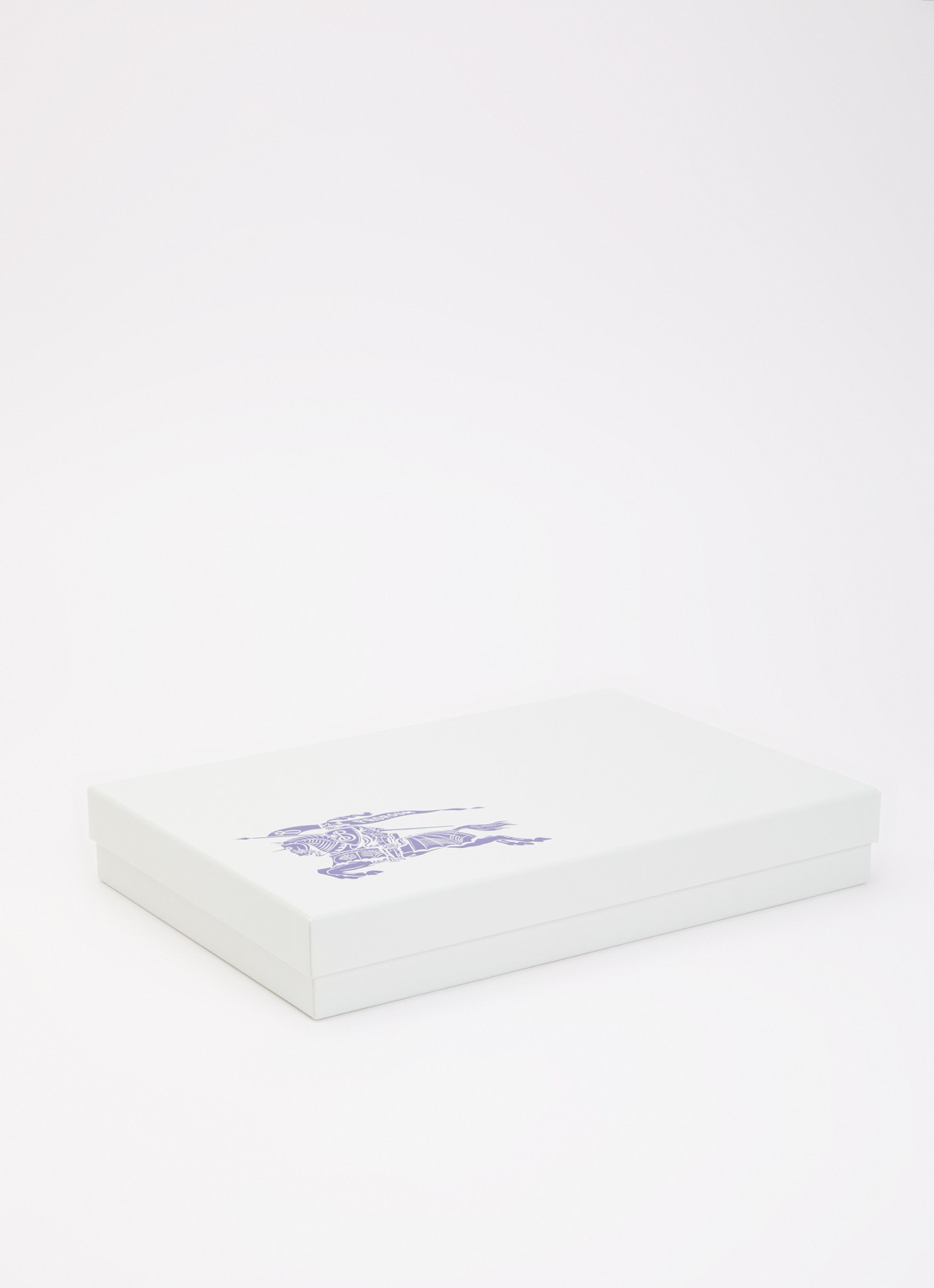 Burberry Hamilton set van babypak met muts en slab in giftbox 3-delig - detail wit