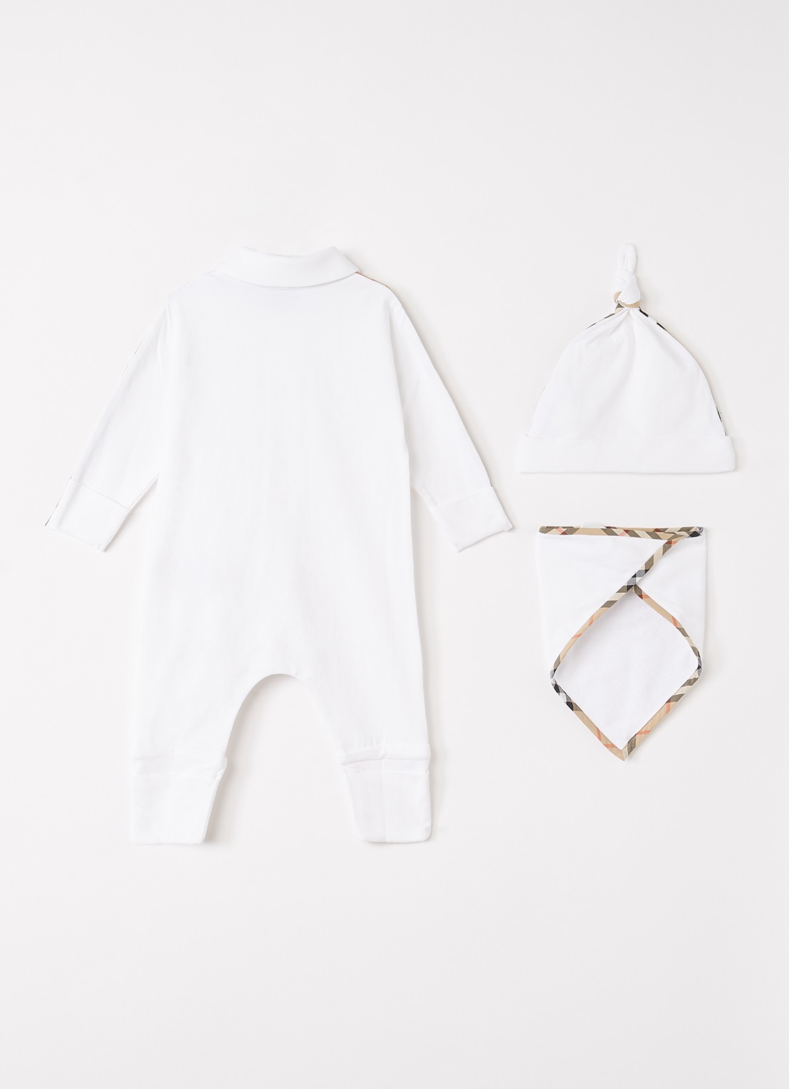 Burberry Hamilton set van babypak met muts en slab in giftbox 3-delig - voorkant 3 wit