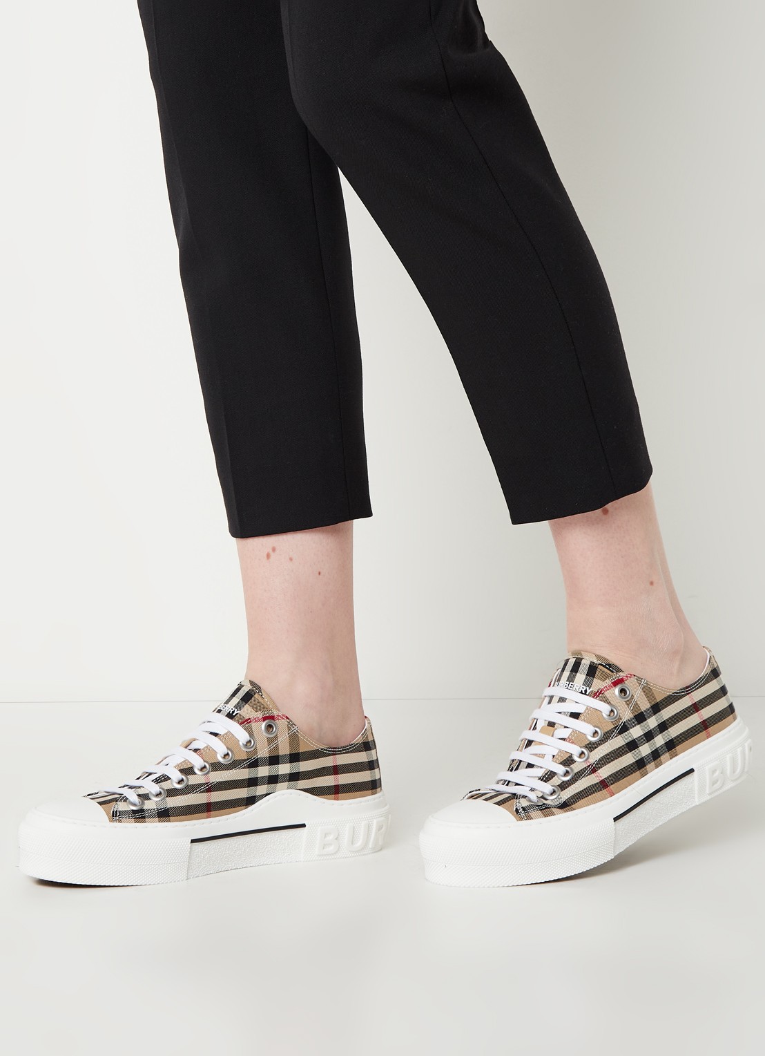 Burberry Jack Low sneaker van canvas - voorkant 2 donkerbeige